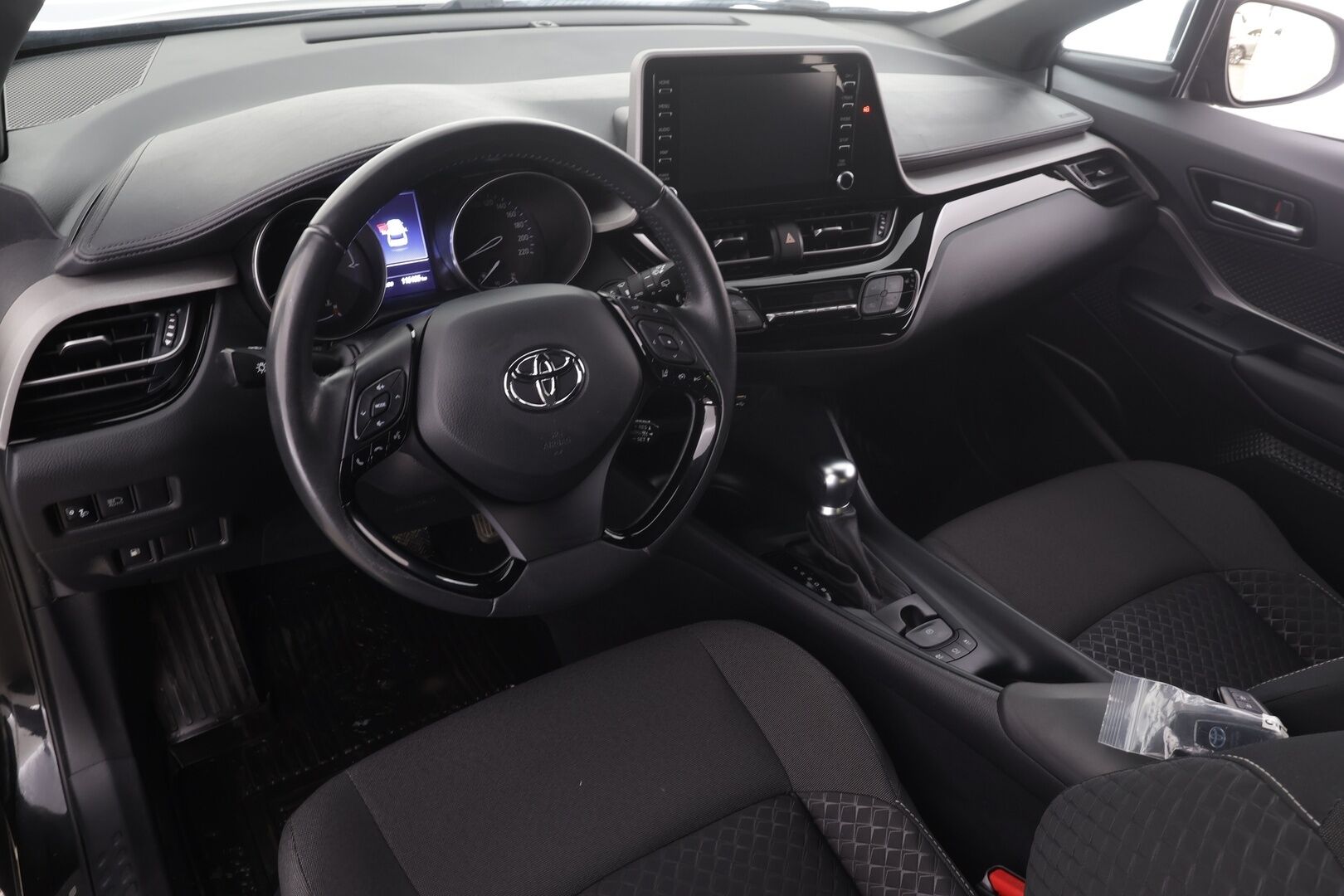 Toyota C-HR 2022 1,8 Hybrid Active Business * Webasto / ACC / P.kamera / LED / Navi / KeylessGo * - 1.Om Suomi-auto / Kahdet renkaat aluvanteilla 