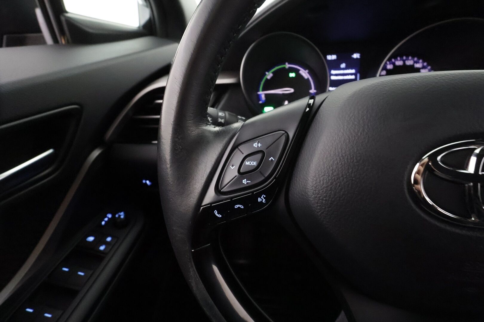 Toyota C-HR 2022 1,8 Hybrid Active Business * Webasto / ACC / P.kamera / LED / Navi / KeylessGo * - 1.Om Suomi-auto / Kahdet renkaat aluvanteilla 