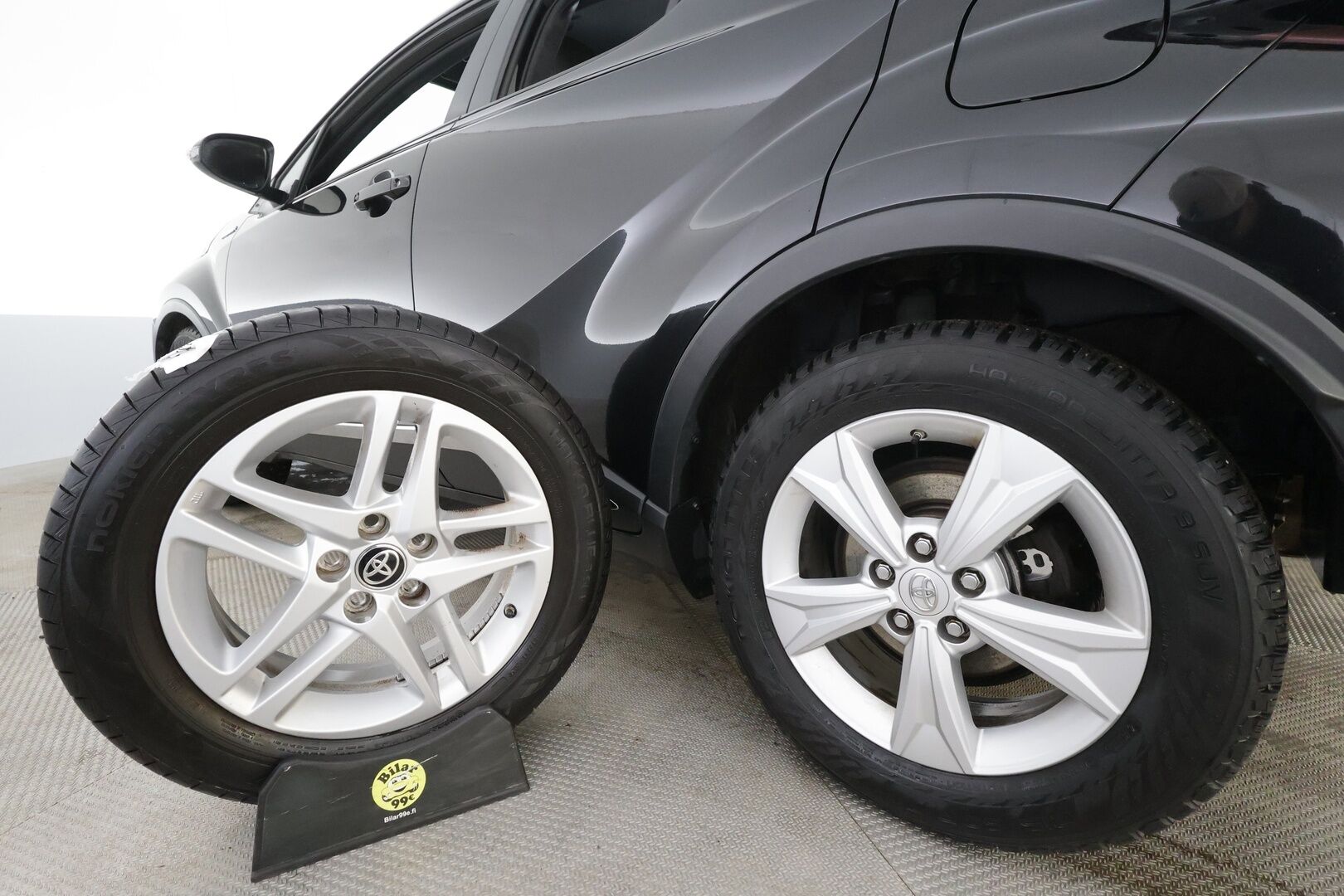 Toyota C-HR 2022 1,8 Hybrid Active Business * Webasto / ACC / P.kamera / LED / Navi / KeylessGo * - 1.Om Suomi-auto / Kahdet renkaat aluvanteilla 