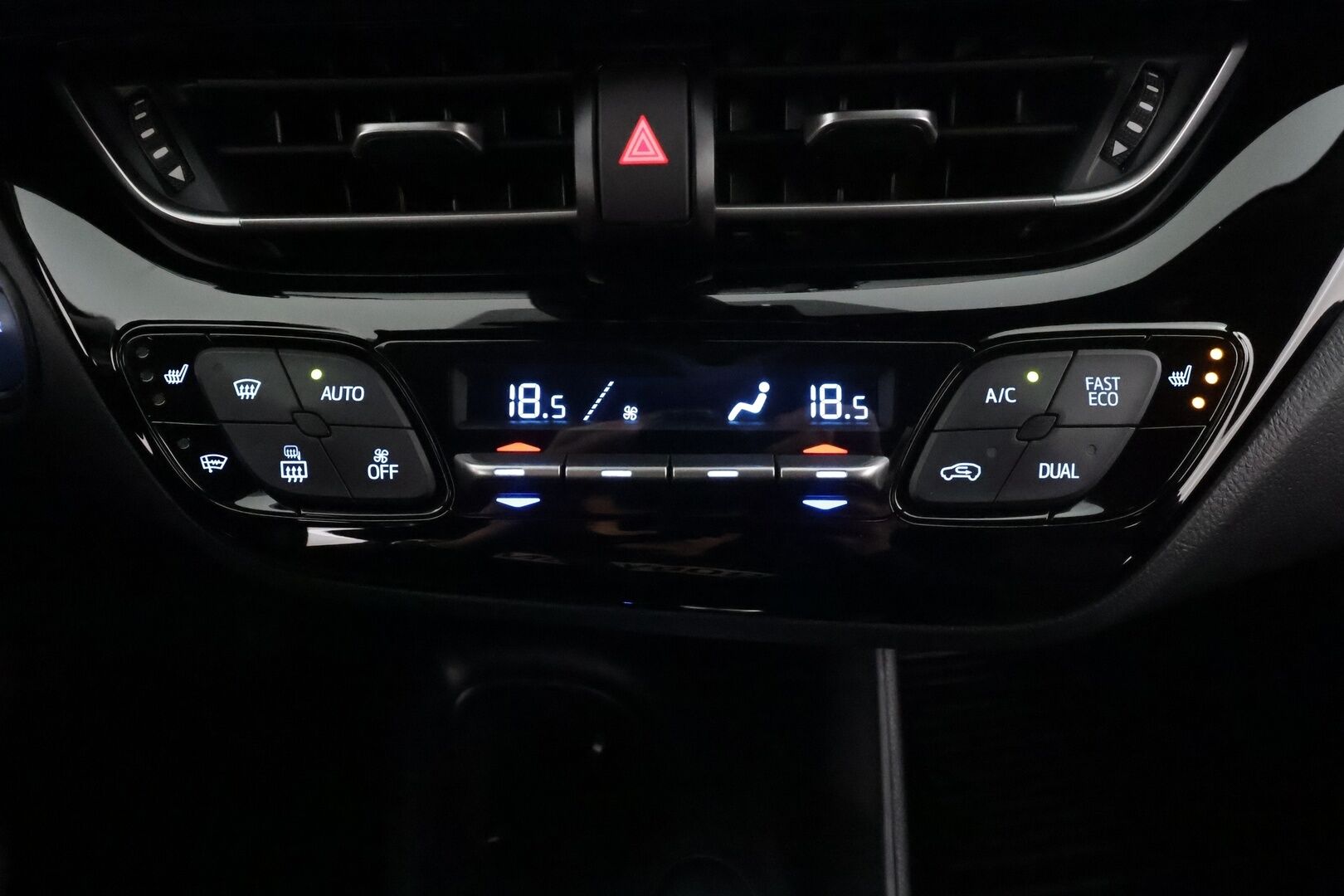 Toyota C-HR 2022 1,8 Hybrid Active Business * Webasto / ACC / P.kamera / LED / Navi / KeylessGo * - 1.Om Suomi-auto / Kahdet renkaat aluvanteilla 