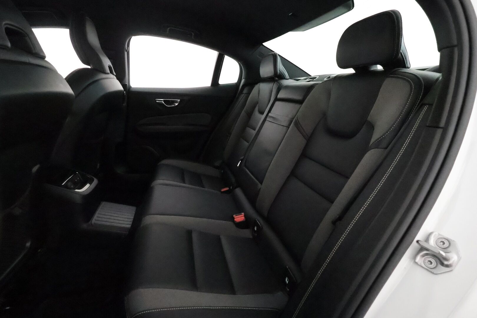 Volvo S60 2022 T8 TwE AWD Business R-Design Edition aut **Webasto / Muistipenkki / P.kamera / Full LED / Adapt.vakkari** - 3,99 % KORKOTARJOUS TÄHÄN AUTOON - 1.om Suomi-auto / Merkkihuollettu / Kahdet renkaat aluvanteilla