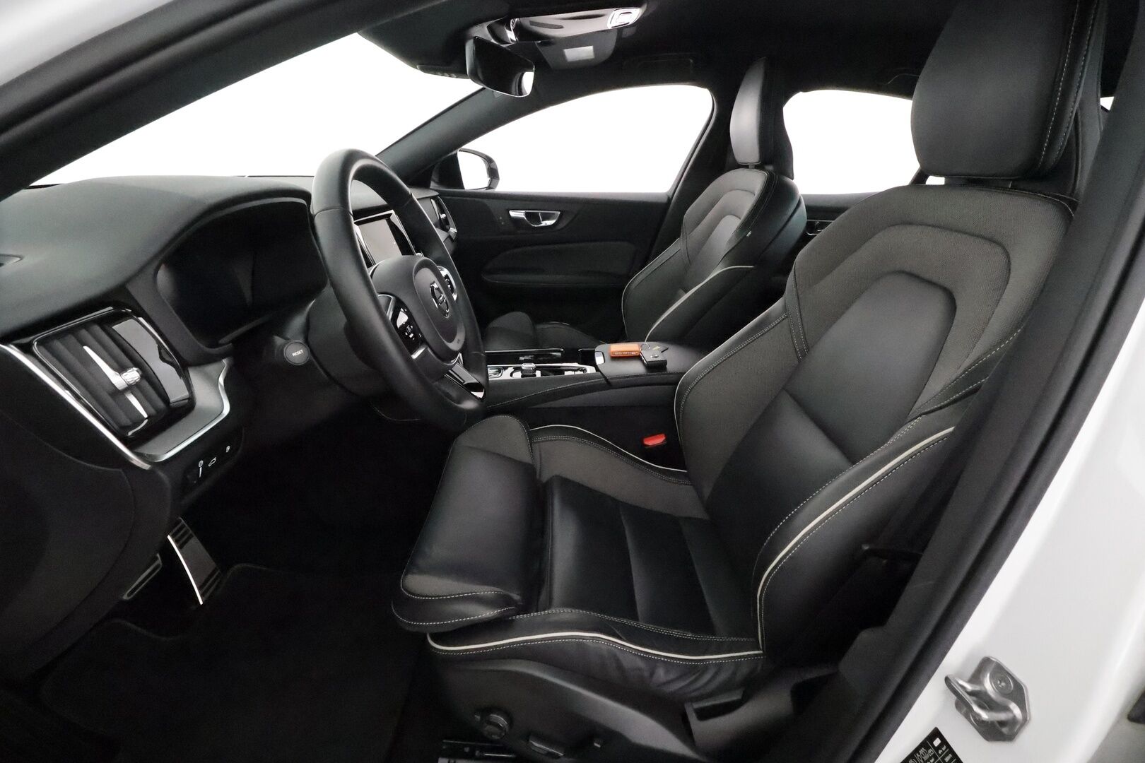 Volvo S60 2022 T8 TwE AWD Business R-Design Edition aut **Webasto / Muistipenkki / P.kamera / Full LED / Adapt.vakkari** - 3,99 % KORKOTARJOUS TÄHÄN AUTOON - 1.om Suomi-auto / Merkkihuollettu / Kahdet renkaat aluvanteilla
