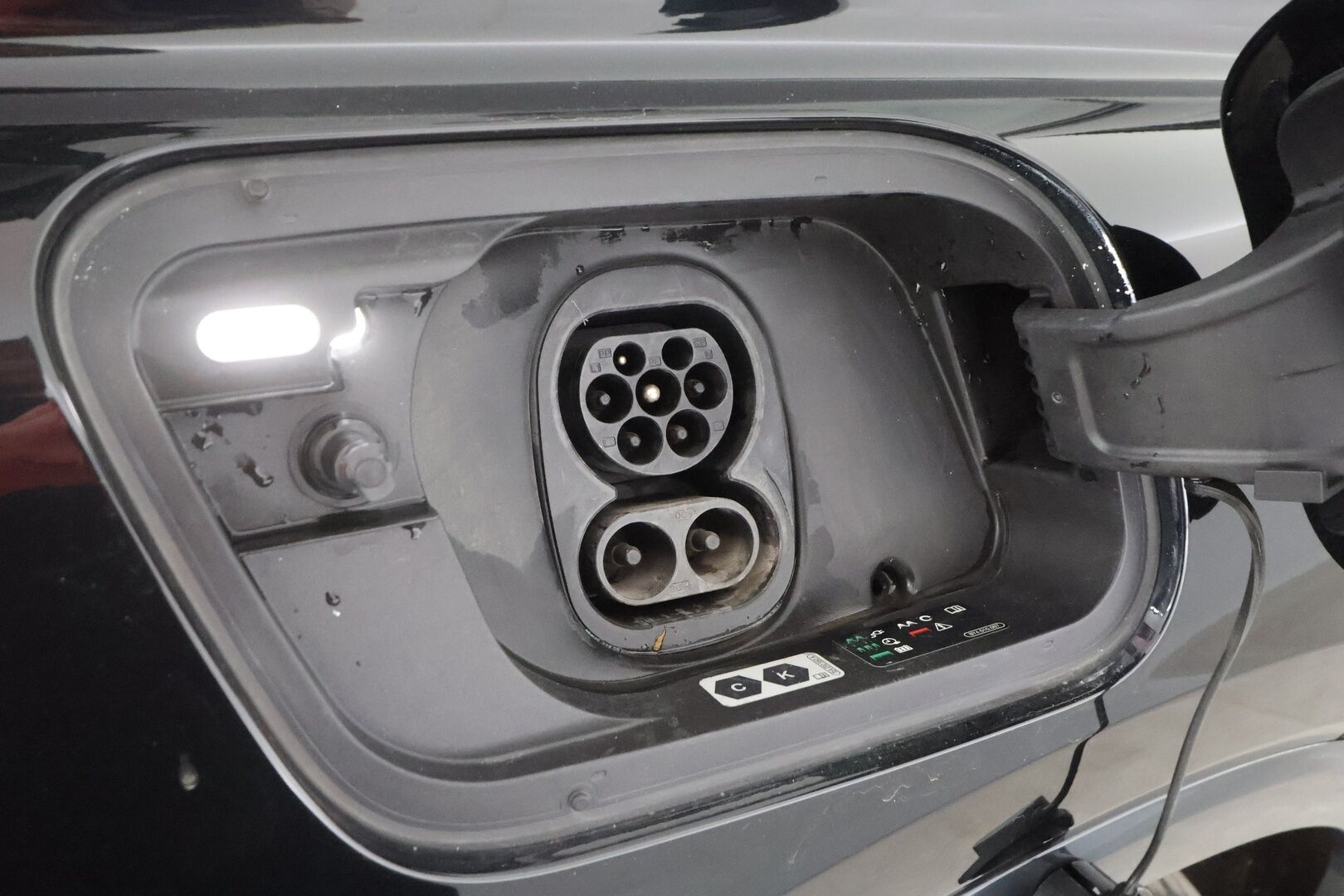 Audi Q4 e-tron 2022 Edition 40 e-tron S line - | ACC | HUD | ILP | Matrix | Sporttipenkit | Ambient | Audi Sound System | P.kamera | Side Assist | Keyless | Navi | 1-om suomiauto | Merkkihuollot |