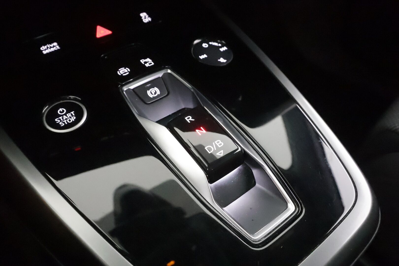 Audi Q4 e-tron 2022 Edition 40 e-tron S line - | ACC | HUD | ILP | Matrix | Sporttipenkit | Ambient | Audi Sound System | P.kamera | Side Assist | Keyless | Navi | 1-om suomiauto | Merkkihuollot |