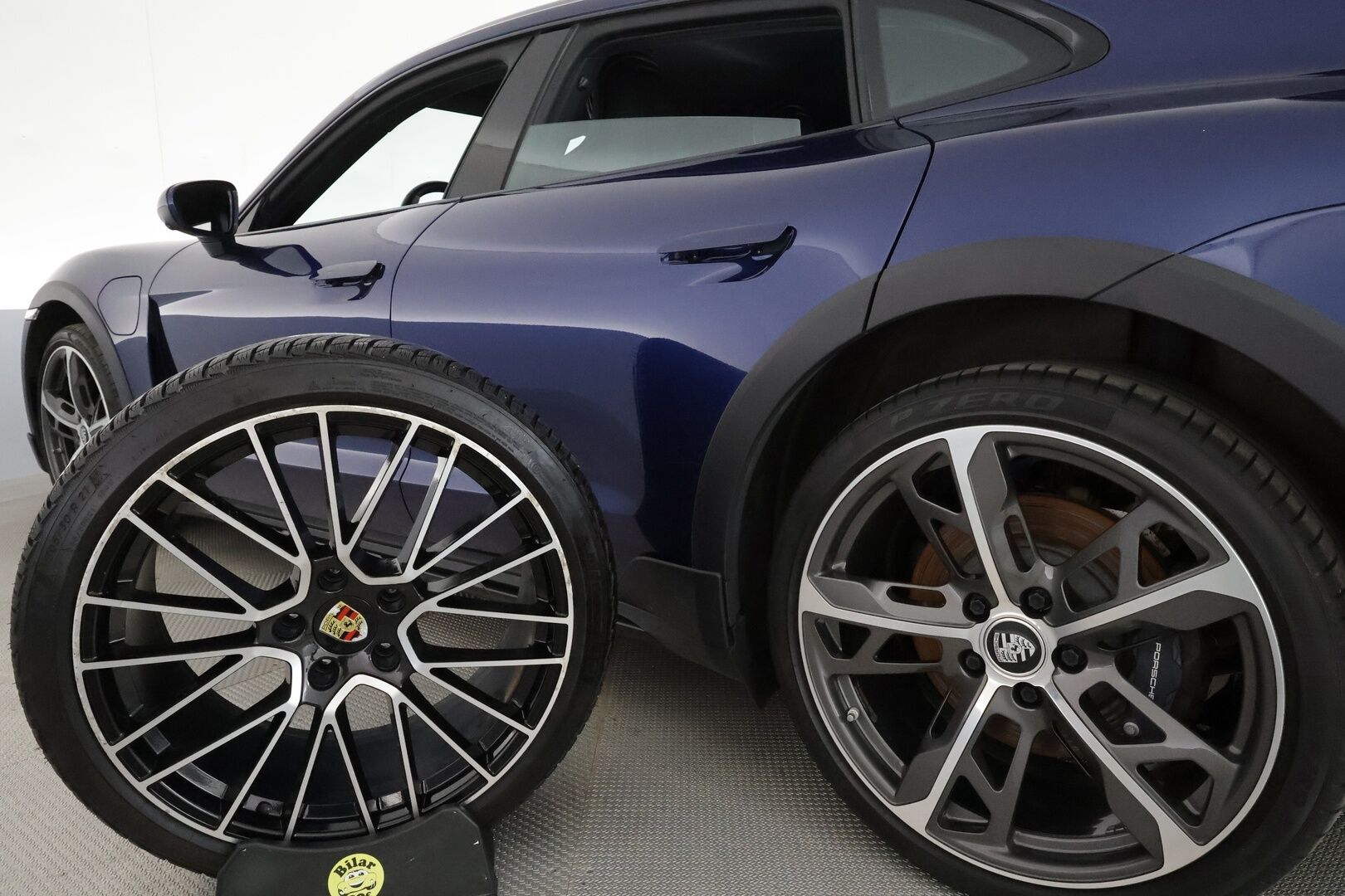 Porsche Taycan 2022 4 Cross Turismo **Adapt.Vakkari / 18-Suuntaiset istuimet / Digital-LED / 360° / Sporttinahat Muistilla / Sport Chrono ** - 2,99 % KORKOTARJOUS TÄHÄN AUTOON - Bose / Ilma-alusta / Suomi-auto / 2x Latauskaapelit / Kahdet Renkaat