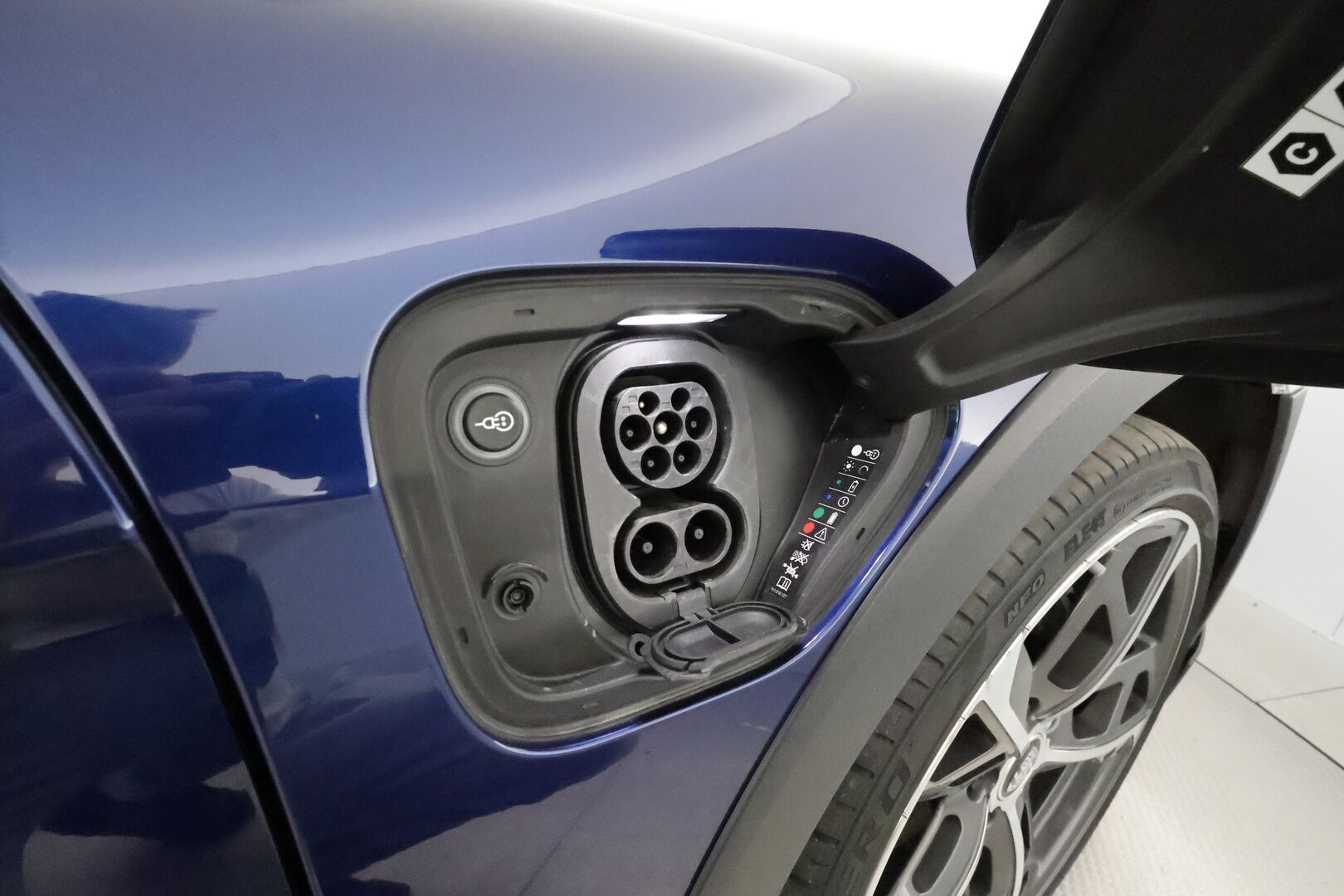 Porsche Taycan 2022 4 Cross Turismo **Adapt.Vakkari / 18-Suuntaiset istuimet / Digital-LED / 360° / Sporttinahat Muistilla / Sport Chrono ** - 2,99 % KORKOTARJOUS TÄHÄN AUTOON - Bose / Ilma-alusta / Suomi-auto / 2x Latauskaapelit / Kahdet Renkaat