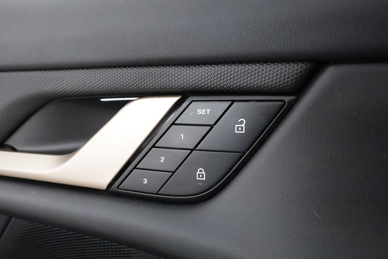 Porsche Taycan 2022 4 Cross Turismo **Adapt.Vakkari / 18-Suuntaiset istuimet / Digital-LED / 360° / Sporttinahat Muistilla / Sport Chrono ** - 2,99 % KORKOTARJOUS TÄHÄN AUTOON - Bose / Ilma-alusta / Suomi-auto / 2x Latauskaapelit / Kahdet Renkaat