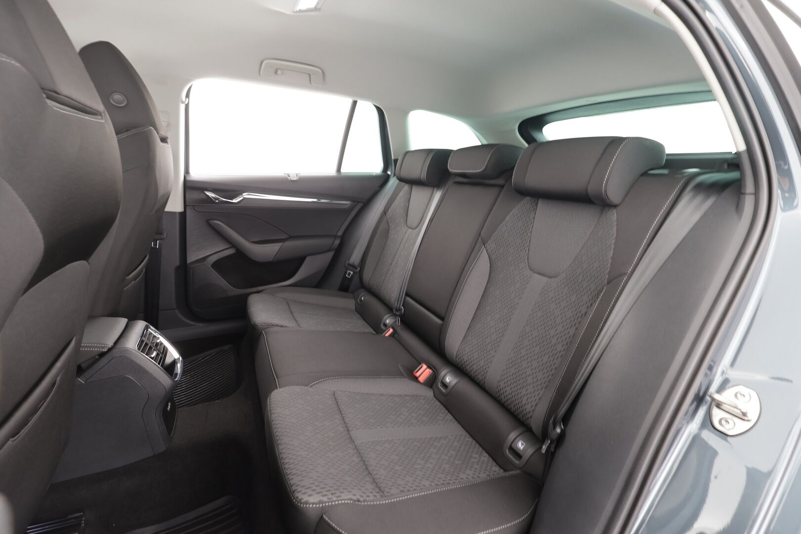 Skoda Octavia 2022 Combi 1.0 TSI Style eTEC DSG * ACC / P.kamera / Matrix LED / Webasto / Navi / Keyless / Sähköluukku * - 1.Om Suomi-auto / Kahdet renkaat aluvanteilla