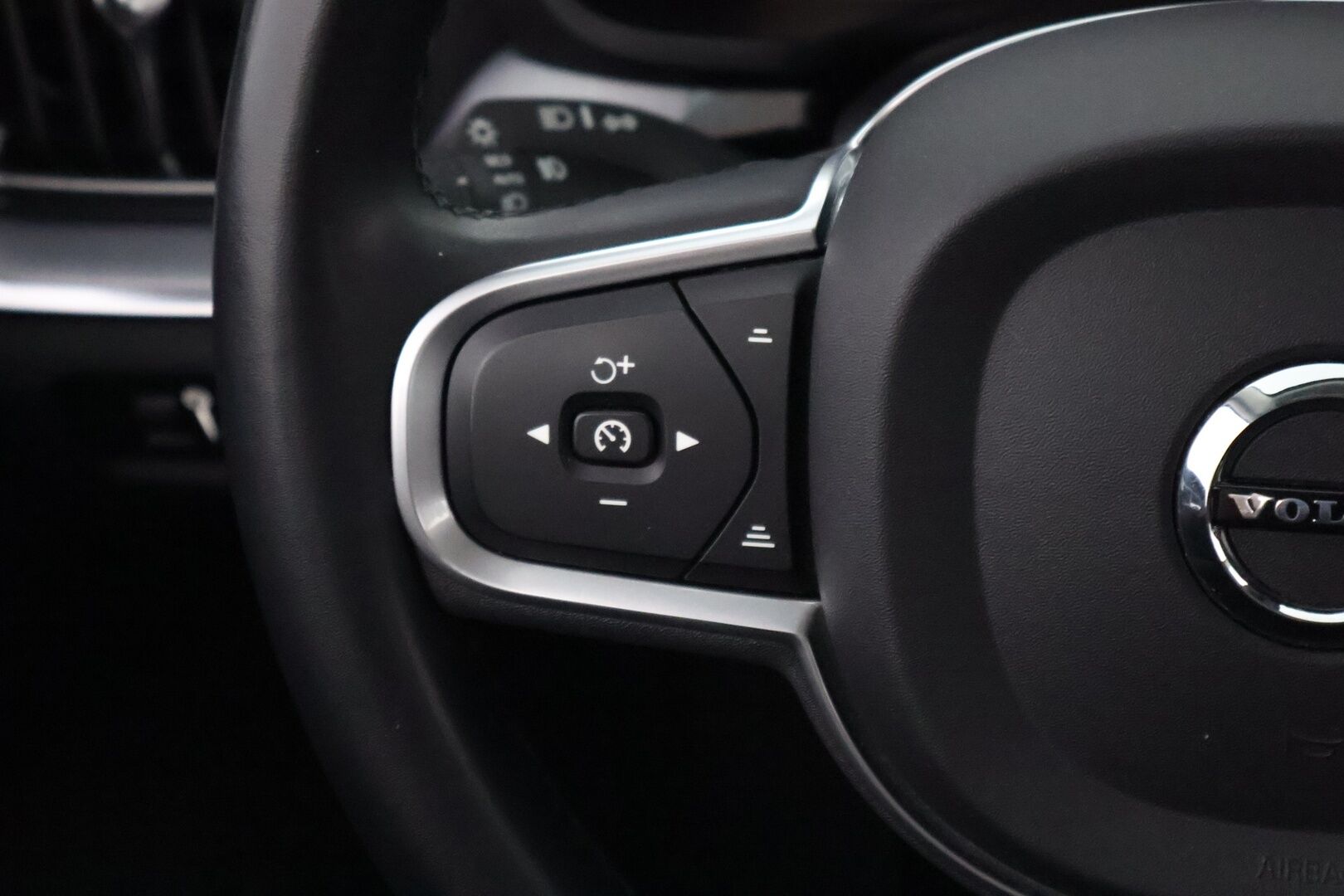 Volvo V60 2022 B3 MHEV Business Edition DCT aut * Suomiauto / Webasto / Vetokoukku / High Perf Audio / Adapt.LED - Merkkihuollettu / Siisti yksilö / Juuri tullut Tampereelle!