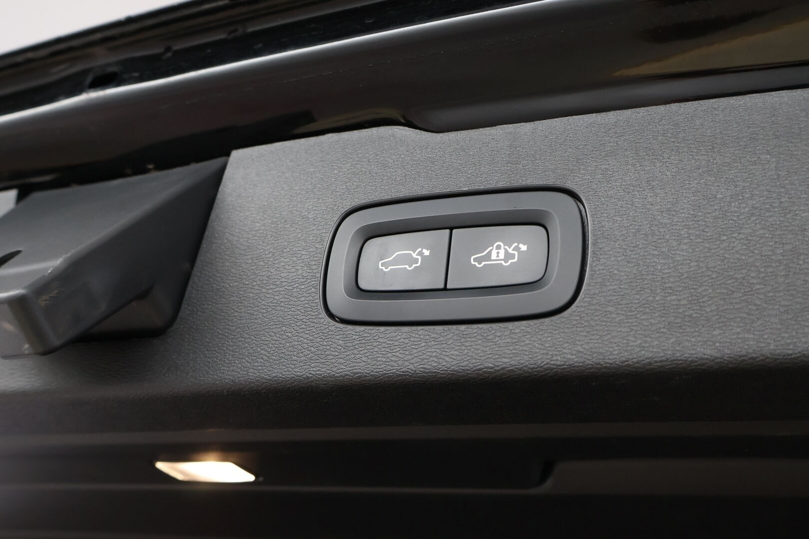 Volvo V60 2022 B3 MHEV Business Edition DCT aut * Suomiauto / Webasto / Vetokoukku / High Perf Audio / Adapt.LED - Merkkihuollettu / Siisti yksilö / Juuri tullut Tampereelle!