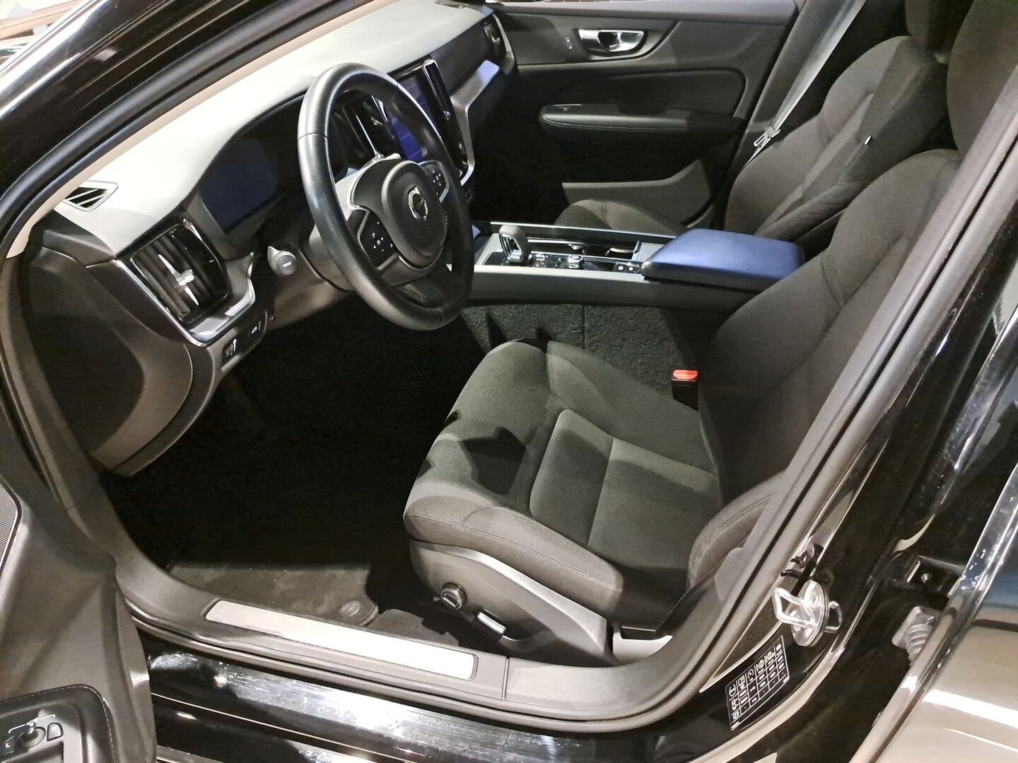 Volvo V60 2022 B3 MHEV Business Edition DCT aut * Suomiauto / Webasto / Vetokoukku / High Perf Audio / Adapt.LED - Merkkihuollettu / Siisti yksilö / Juuri tullut Tampereelle!