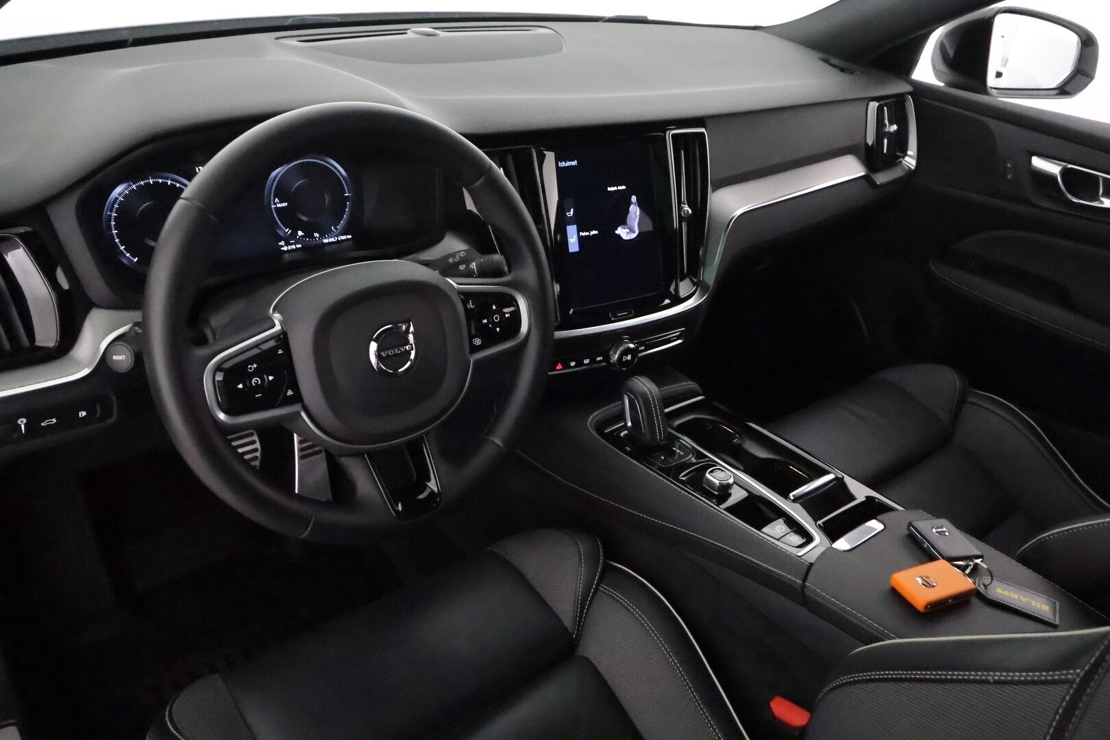 Volvo V60 2022 T8 TwE AWD Business R-Design Edition aut **Adapt.vakkari / Panorama / Muistipenkki / Full LED / Sporttipenkit / KeylessGo** - Suomi-auto / Kahdet renkaat aluvanteilla / High Performance Audio / Puolinahat / P.kamera / Penkinlämmittimet takana