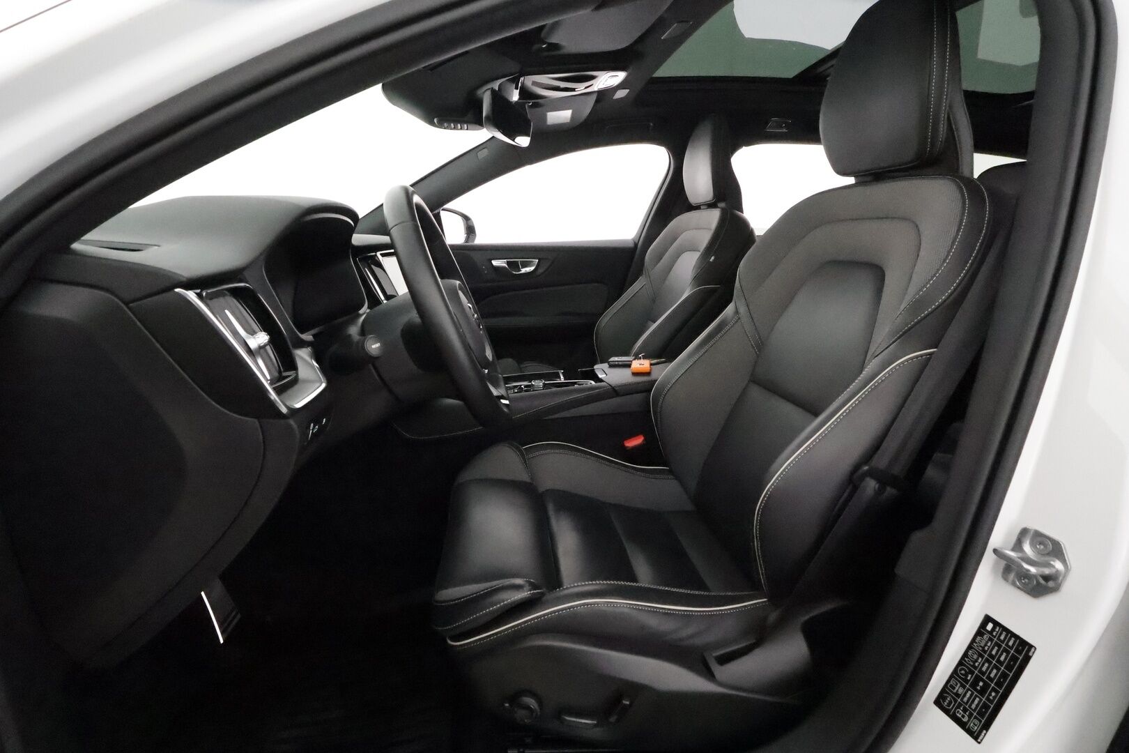 Volvo V60 2022 T8 TwE AWD Business R-Design Edition aut **Adapt.vakkari / Panorama / Muistipenkki / Full LED / Sporttipenkit / KeylessGo** - Suomi-auto / Kahdet renkaat aluvanteilla / High Performance Audio / Puolinahat / P.kamera / Penkinlämmittimet takana