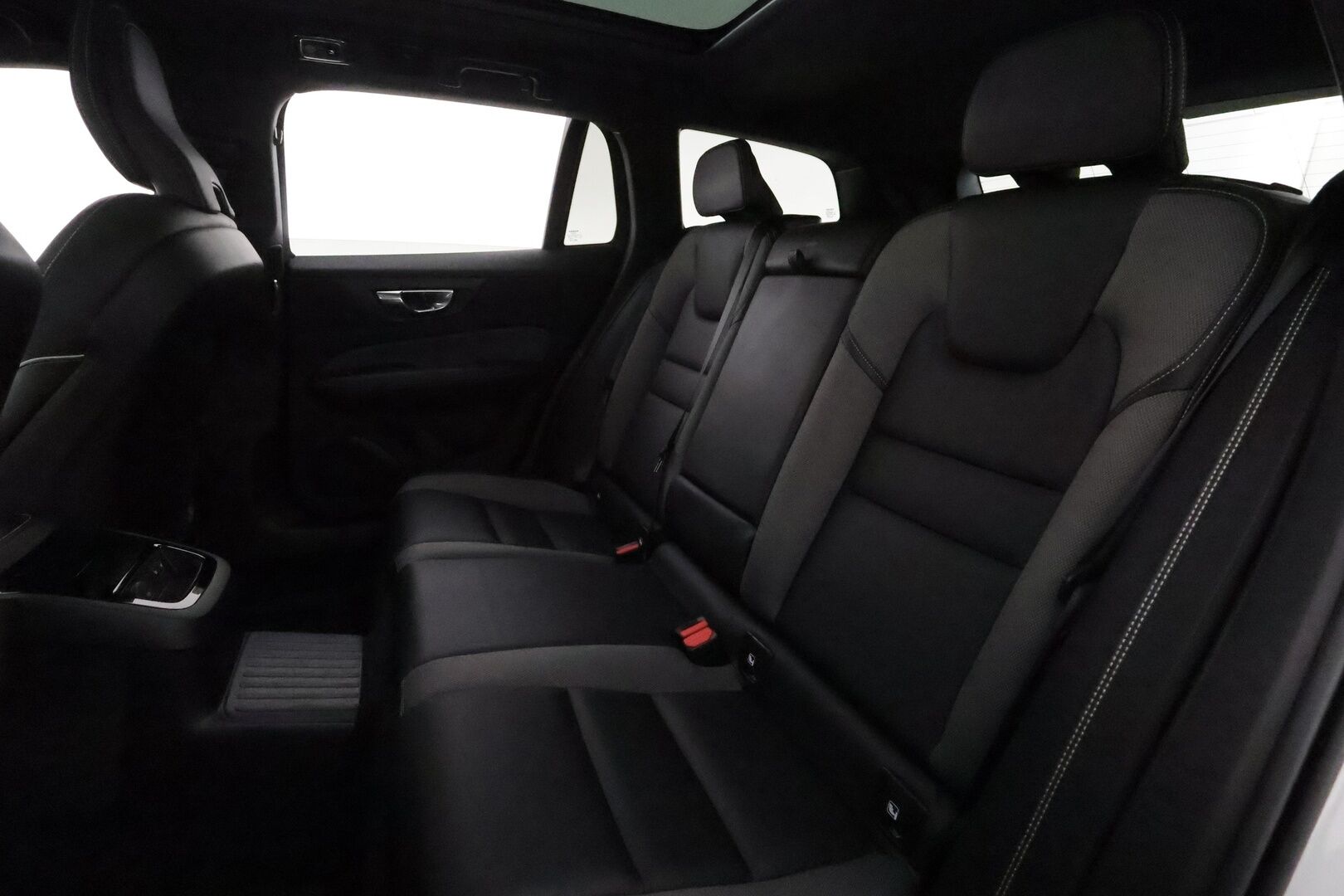 Volvo V60 2022 T8 TwE AWD Business R-Design Edition aut **Adapt.vakkari / Panorama / Muistipenkki / Full LED / Sporttipenkit / KeylessGo** - Suomi-auto / Kahdet renkaat aluvanteilla / High Performance Audio / Puolinahat / P.kamera / Penkinlämmittimet takana