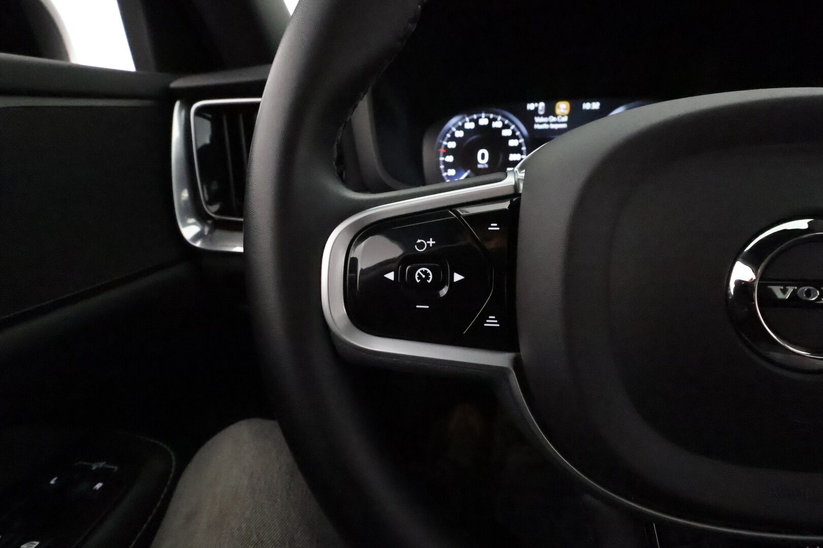 Volvo V60 2022 T8 TwE AWD Business R-Design Edition aut **Adapt.vakkari / Panorama / Muistipenkki / Full LED / Sporttipenkit / KeylessGo** - Suomi-auto / Kahdet renkaat aluvanteilla / High Performance Audio / Puolinahat / P.kamera / Penkinlämmittimet takana