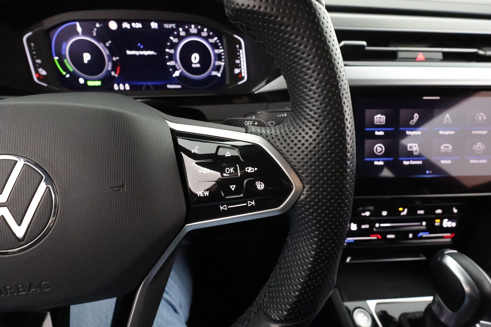 Volkswagen Arteon 2022 Shooting Brake R-Line eHybrid 160 kW DSG * ACC / P.kamera / Adapt.LED / Navi / KeylessGo / Webasto / Koukku * - HUD / Kahdet renkaat aluvanteilla / Merkkihuollettu