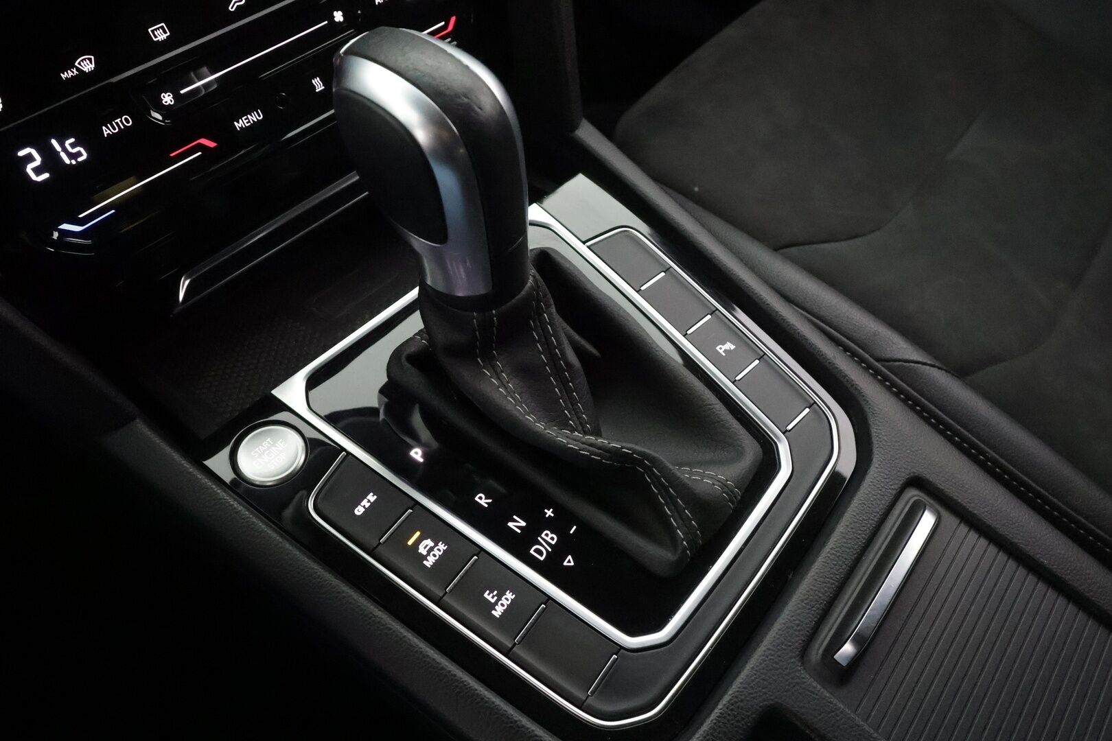 Volkswagen Arteon 2022 Shooting Brake R-Line eHybrid 160 kW DSG * ACC / P.kamera / Adapt.LED / Navi / KeylessGo / Webasto / Koukku * - HUD / Kahdet renkaat aluvanteilla / Merkkihuollettu