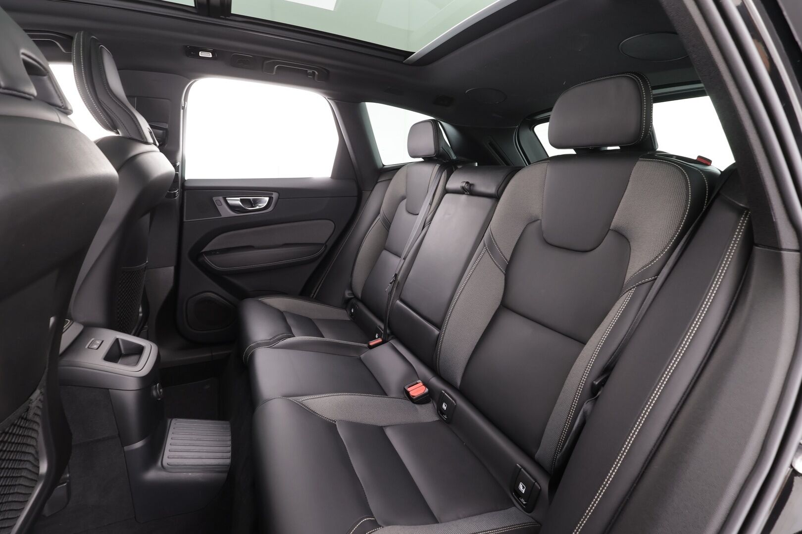 Volvo XC60 2022 T6 TwE AWD Business R-Design Edition aut * ACC / Webasto / Harman&Kardon / koukku / P.kamera / Keyless *