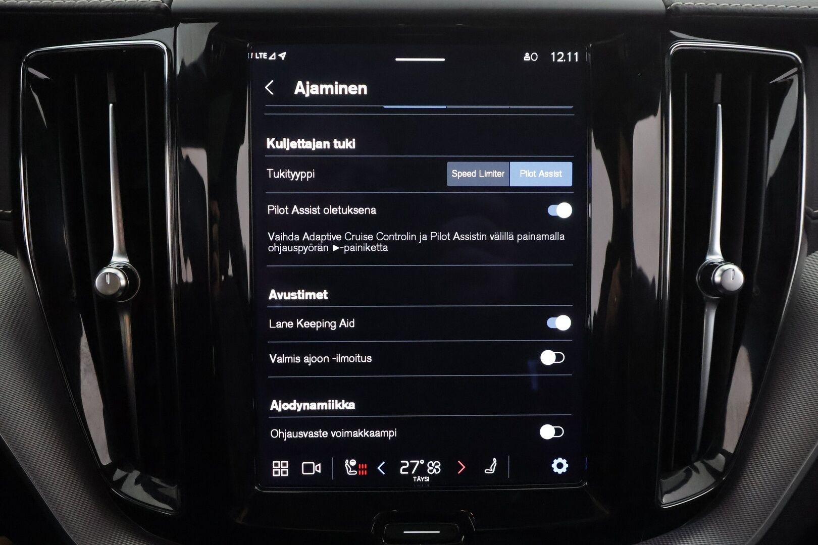 Volvo XC60 2022 T6 TwE AWD Business R-Design Edition aut * ACC / Webasto / Harman&Kardon / koukku / P.kamera / Keyless *