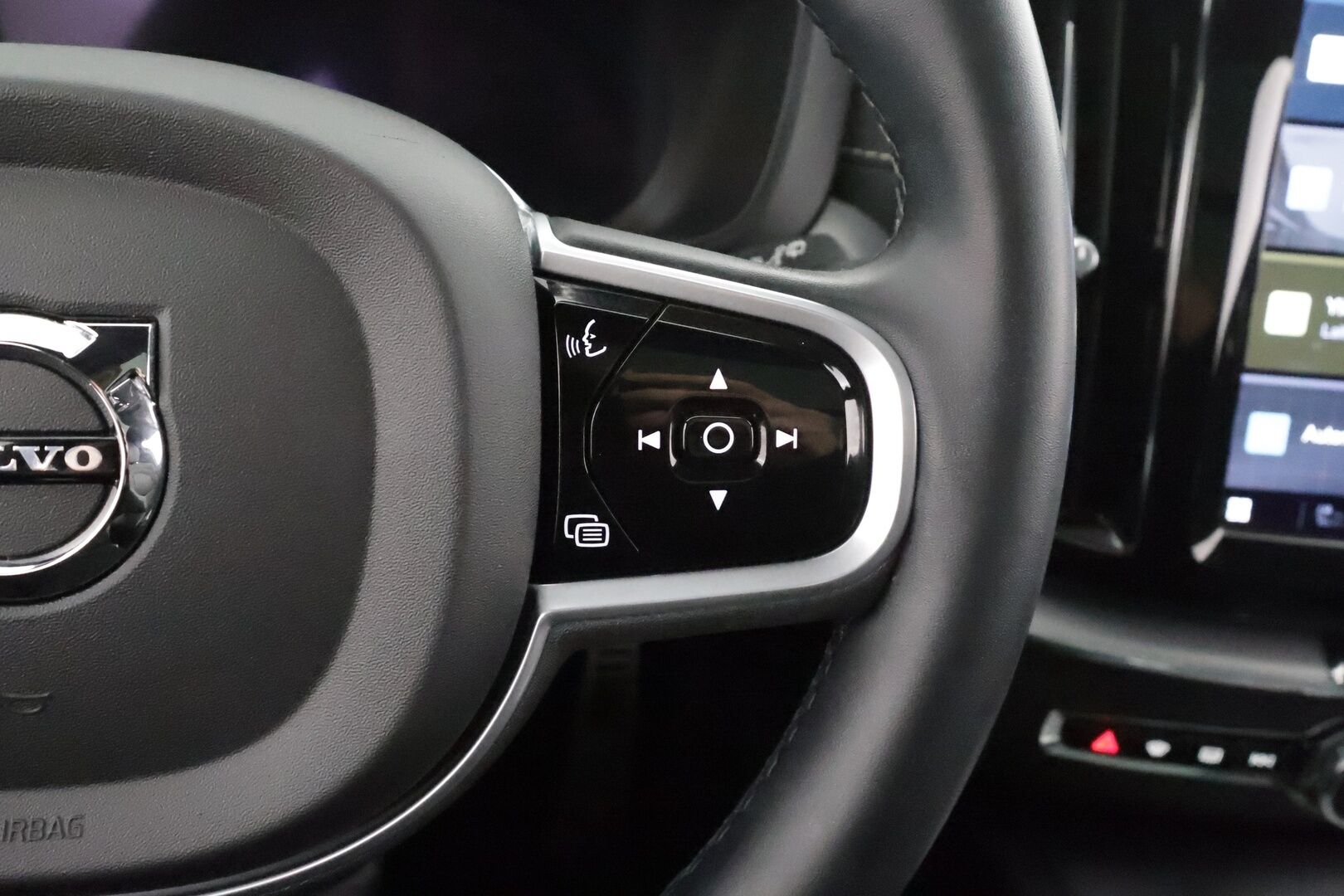 Volvo XC60 2022 T6 TwE AWD Business R-Design Edition aut * ACC / Webasto / Harman&Kardon / koukku / P.kamera / Keyless *