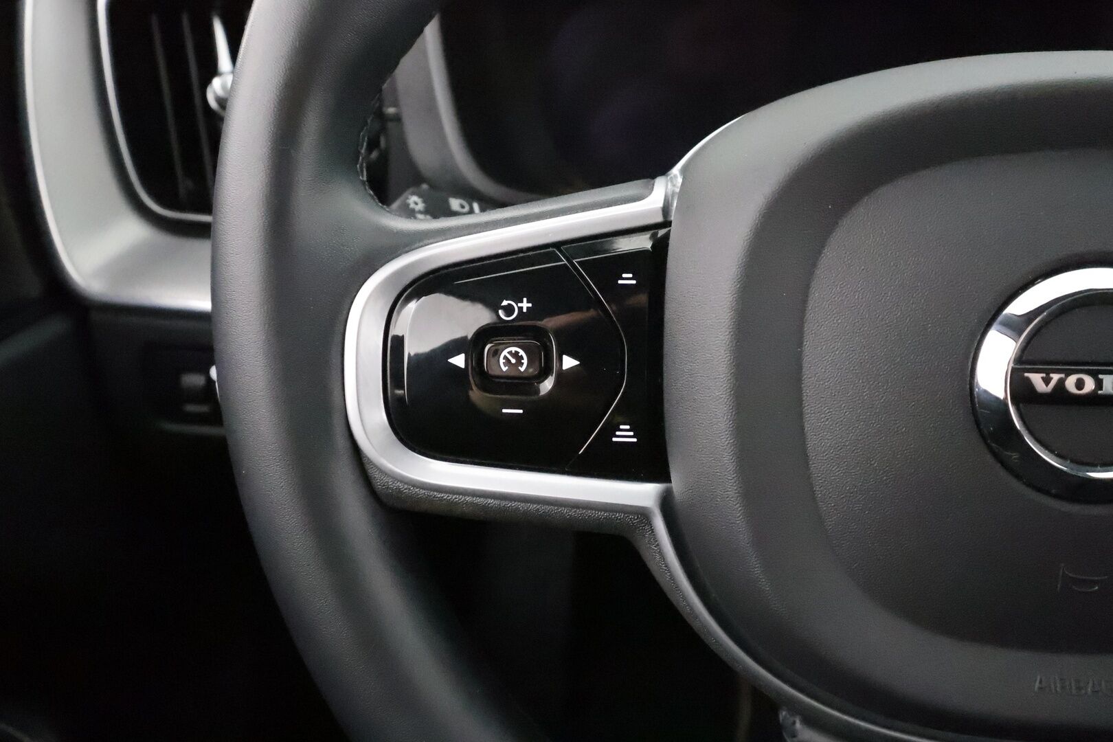 Volvo XC60 2022 T6 TwE AWD Business R-Design Edition aut * ACC / Webasto / Harman&Kardon / koukku / P.kamera / Keyless *