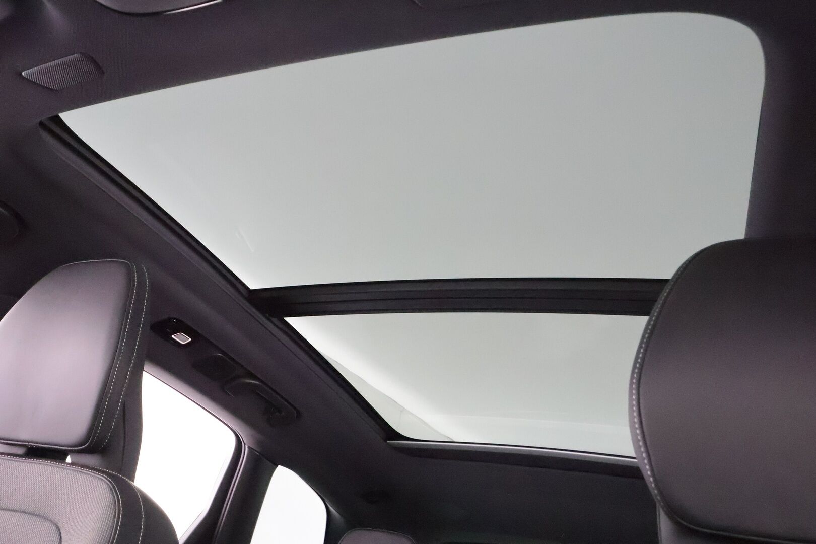 Volvo XC60 2022 T6 TwE AWD Business R-Design Edition aut * ACC / Webasto / Harman&Kardon / koukku / P.kamera / Keyless *