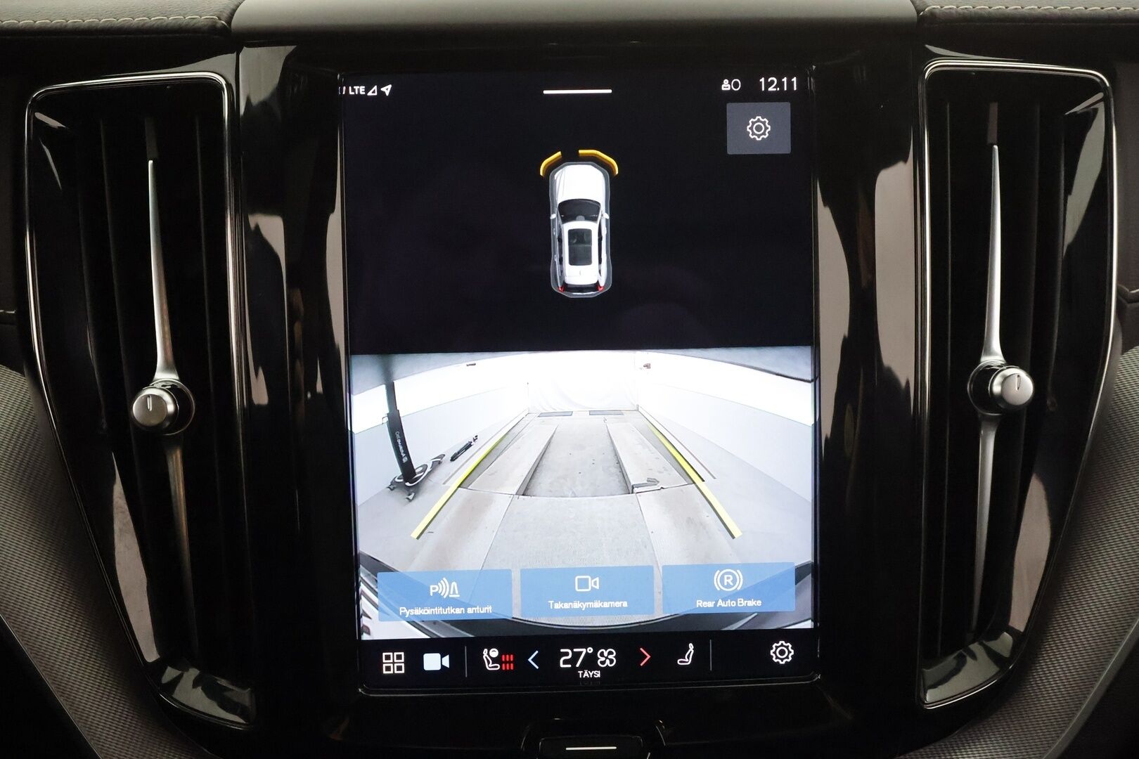 Volvo XC60 2022 T6 TwE AWD Business R-Design Edition aut * ACC / Webasto / Harman&Kardon / koukku / P.kamera / Keyless *