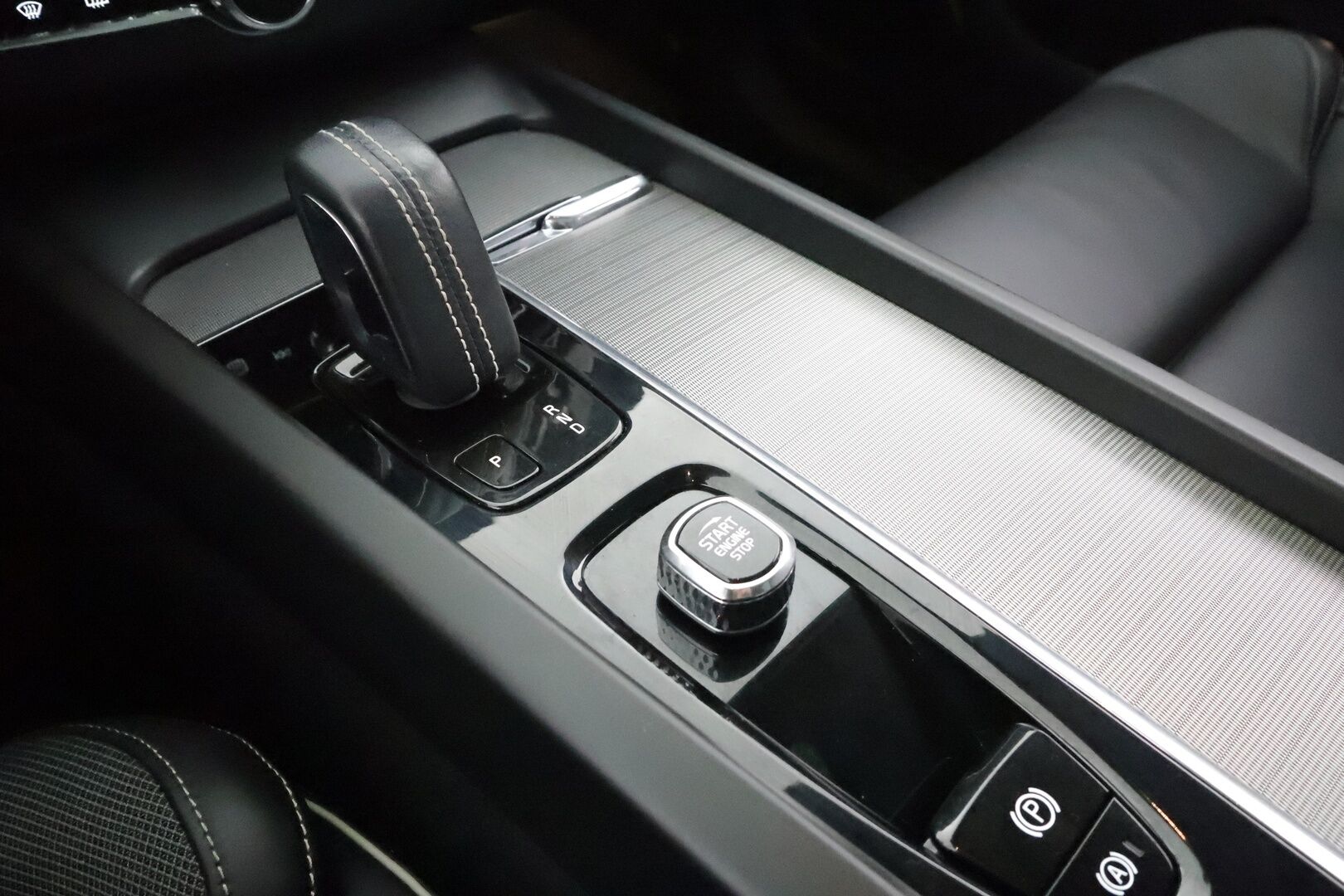 Volvo XC60 2022 T6 TwE AWD Business R-Design Edition aut * ACC / Webasto / Harman&Kardon / koukku / P.kamera / Keyless *