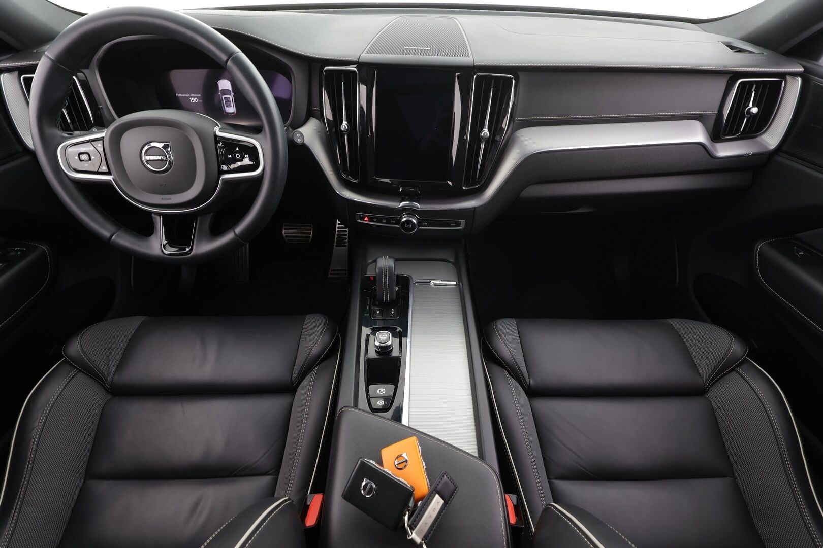 Volvo XC60 2022 T6 TwE AWD Business R-Design Edition aut * ACC / Webasto / Harman&Kardon / koukku / P.kamera / Keyless *