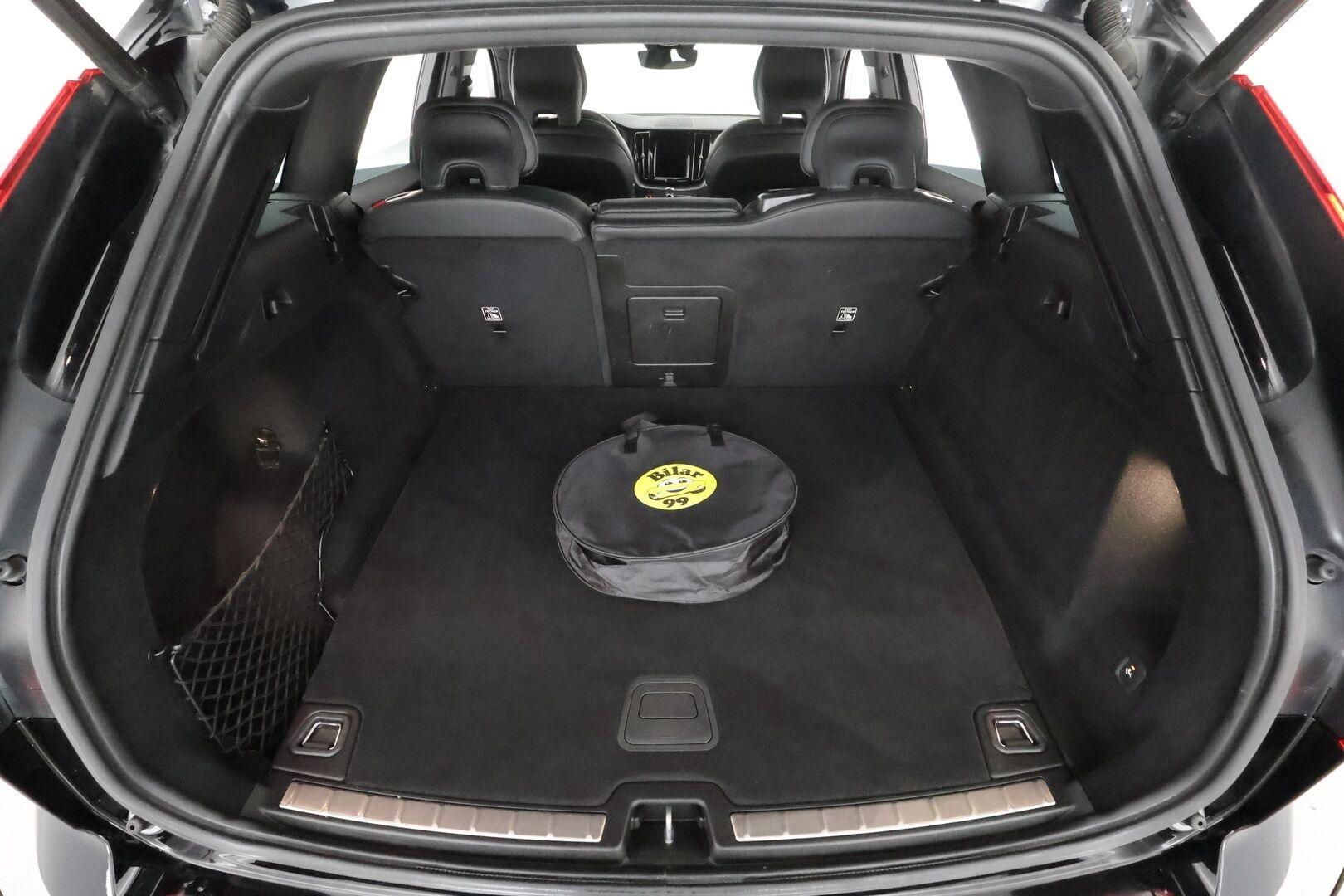 Volvo XC60 2022 T6 TwE AWD Business R-Design Edition aut * ACC / Webasto / Harman&Kardon / koukku / P.kamera / Keyless *