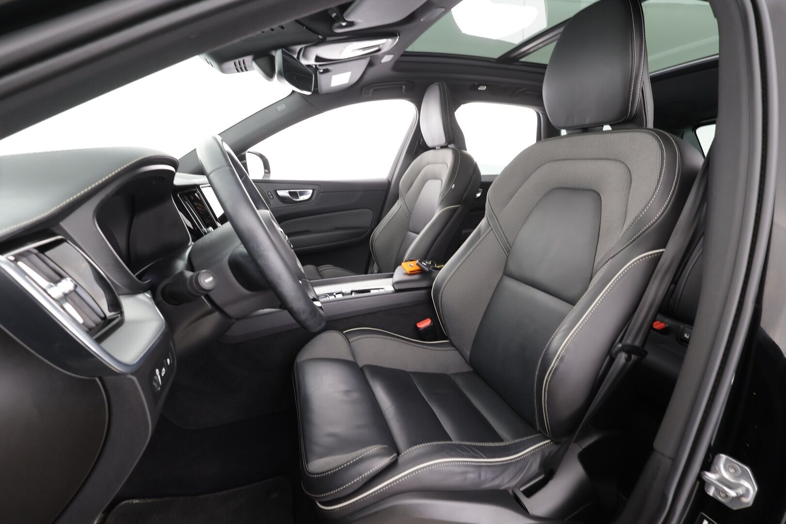 Volvo XC60 2022 T6 TwE AWD Business R-Design Edition aut * ACC / Webasto / Harman&Kardon / koukku / P.kamera / Keyless *