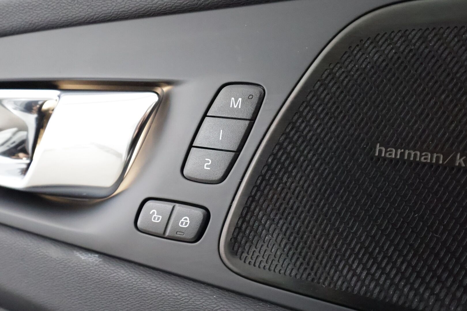 Volvo XC60 2022 T6 TwE AWD Business R-Design Edition aut - | ACC | Koukku | Webasto | H/K | Panorama | Muistipenkki | P.Kamera | LED | Puolinahat Sporttipenkit | Keyless | Apple&Android | 1.Om suomi-auto | Kahdet Renkaat | Merkkihuollettu |