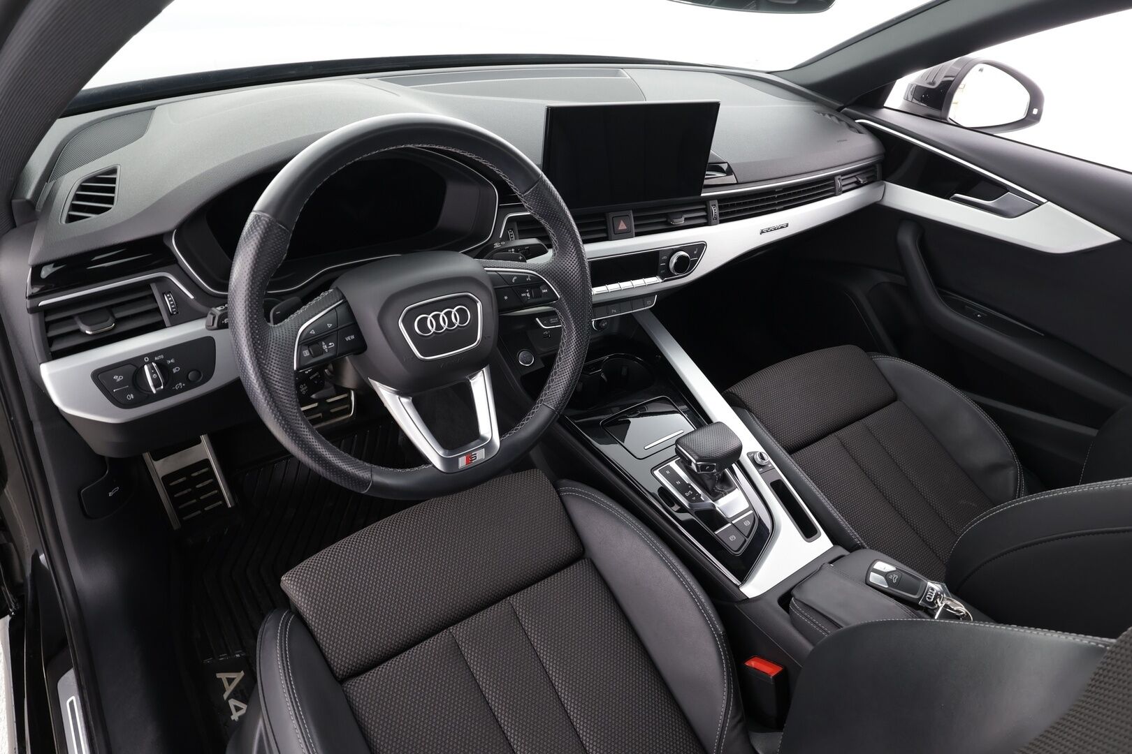 Audi A4 2022 Sedan Business 40 TDI 150 kW MHEV quattro * Webasto / Koukku / ACC / Matrix-LED / P.tutkat / Sportpenkit / Kaistavahti * - 1-om Suomi-auto / Kahdet renkaat - Osta nyt, maksa vasta ensi vuonna