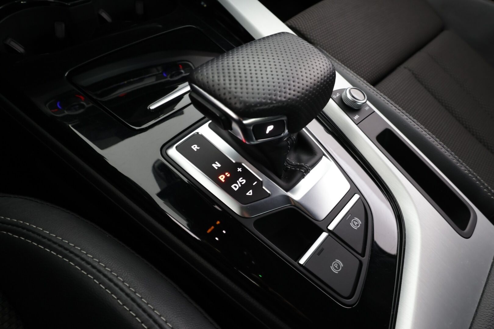 Audi A4 2022 Sedan Business 40 TDI 150 kW MHEV quattro * Webasto / Koukku / ACC / Matrix-LED / P.tutkat / Sportpenkit / Kaistavahti * - 1-om Suomi-auto / Kahdet renkaat - Osta nyt, maksa vasta ensi vuonna