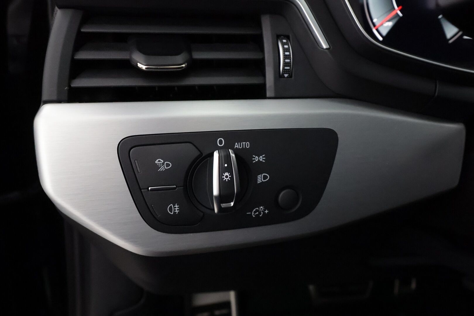 Audi A4 2022 Sedan Business 40 TDI 150 kW MHEV quattro * Webasto / Koukku / ACC / Matrix-LED / P.tutkat / Sportpenkit / Kaistavahti * - 1-om Suomi-auto / Kahdet renkaat - Osta nyt, maksa vasta ensi vuonna