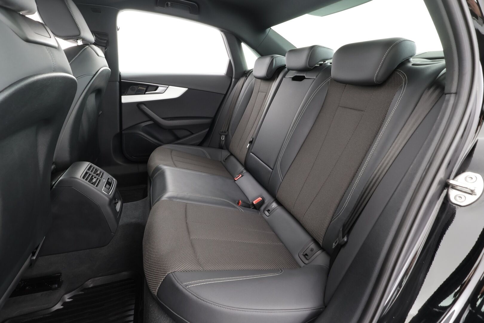 Audi A4 2022 Sedan Business 40 TDI 150 kW MHEV quattro * Webasto / Koukku / ACC / Matrix-LED / P.tutkat / Sportpenkit / Kaistavahti * - 1-om Suomi-auto / Kahdet renkaat - Osta nyt, maksa vasta ensi vuonna