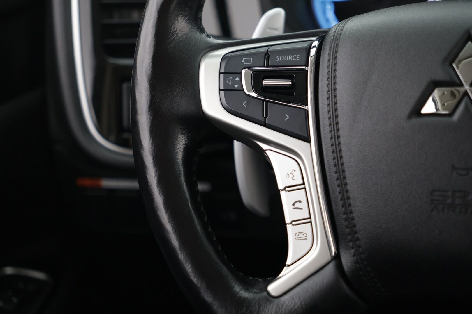 Mitsubishi OUTLANDER PHEV 2016 Instyle Navi Business 4WD 5P *Vakkari* / *Nahkapenkit*/ *Lämmitettävä ratti* - Sopu kilsat / Huippu varusteet / Juuri katsastettu!
