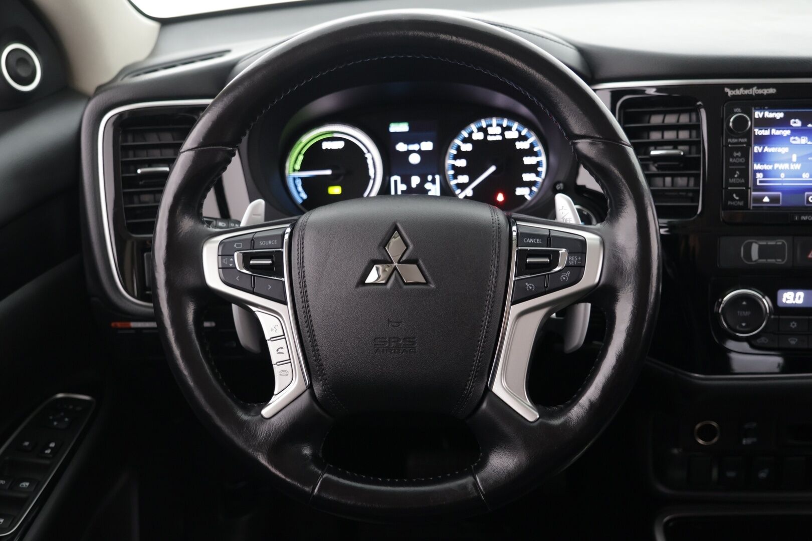 Mitsubishi OUTLANDER PHEV 2016 Instyle Navi Business 4WD 5P *Vakkari* / *Nahkapenkit*/ *Lämmitettävä ratti* - Sopu kilsat / Huippu varusteet / Juuri katsastettu!