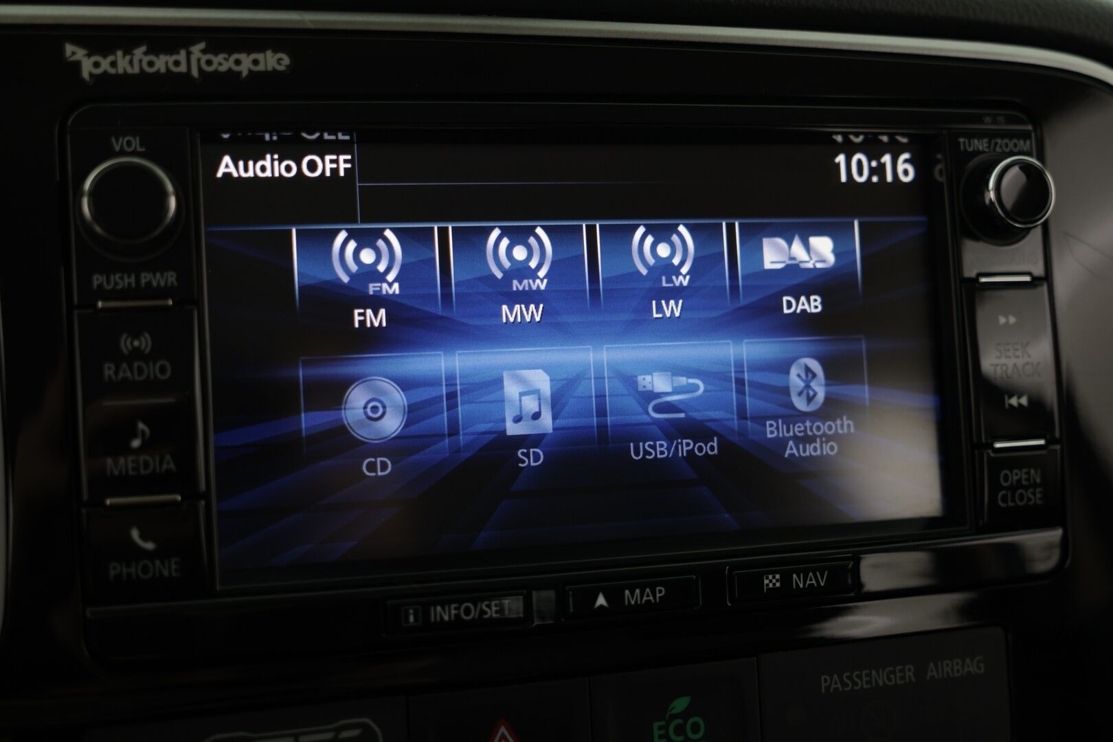 Mitsubishi OUTLANDER PHEV 2016 Instyle Navi Business 4WD 5P *Vakkari* / *Nahkapenkit*/ *Lämmitettävä ratti* - Sopu kilsat / Huippu varusteet / Juuri katsastettu!
