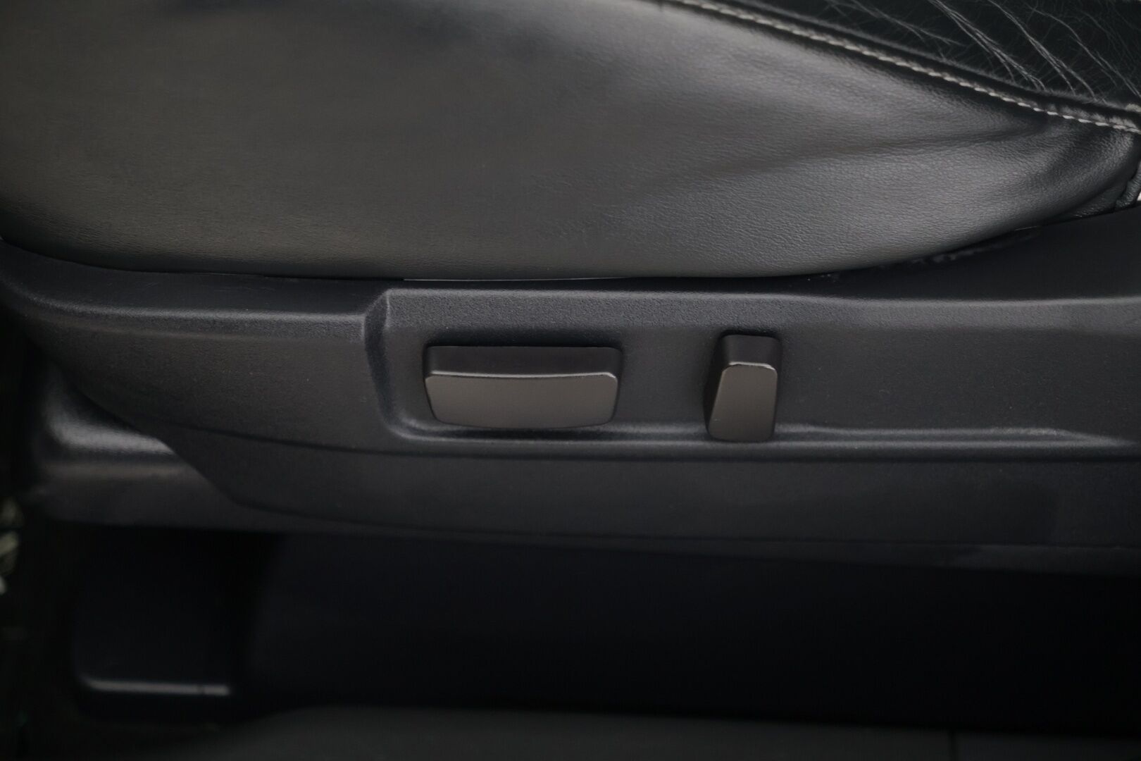 Mitsubishi OUTLANDER PHEV 2016 Instyle Navi Business 4WD 5P *Vakkari* / *Nahkapenkit*/ *Lämmitettävä ratti* - Sopu kilsat / Huippu varusteet / Juuri katsastettu!