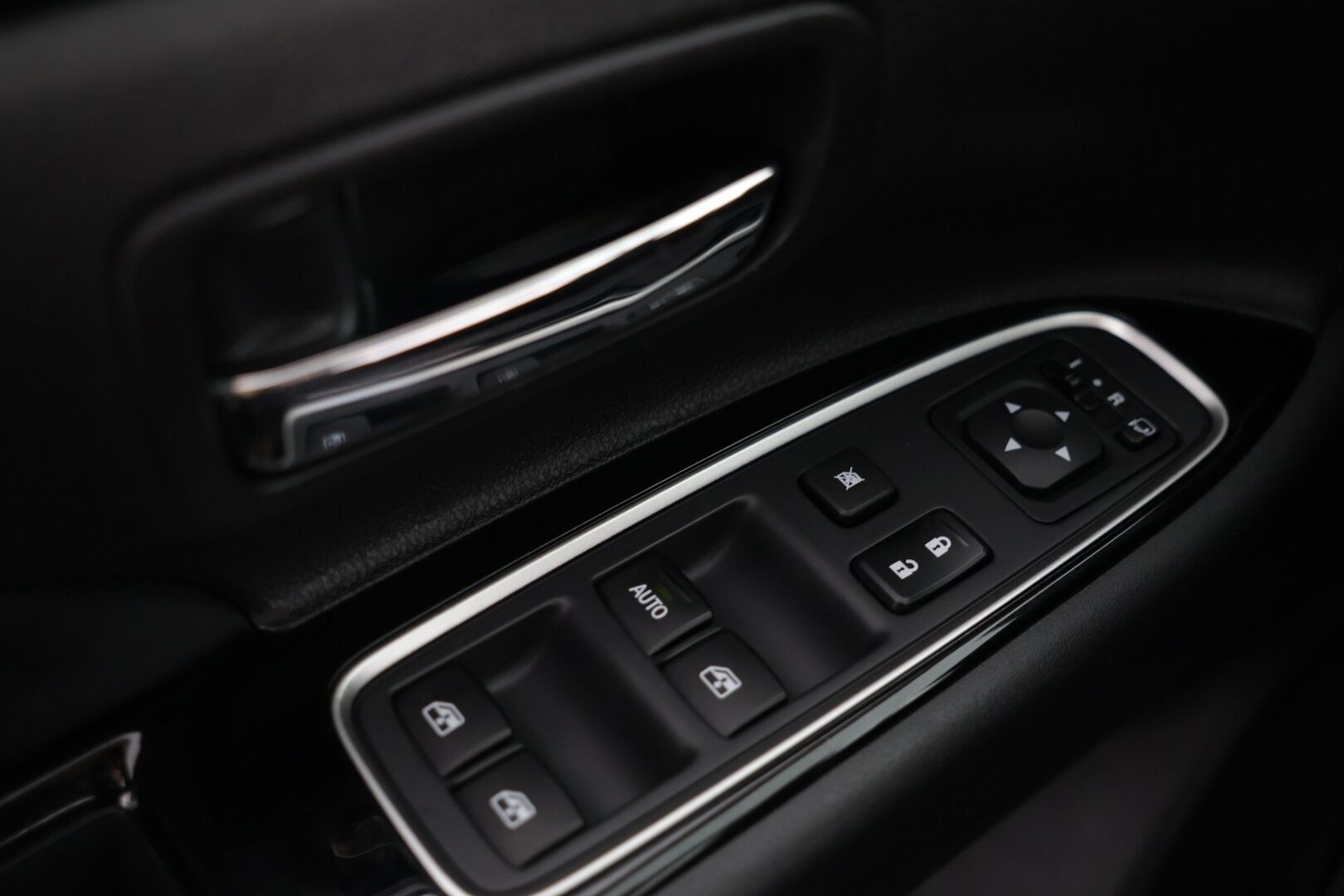 Mitsubishi OUTLANDER PHEV 2016 Instyle Navi Business 4WD 5P *Vakkari* / *Nahkapenkit*/ *Lämmitettävä ratti* - Sopu kilsat / Huippu varusteet / Juuri katsastettu!