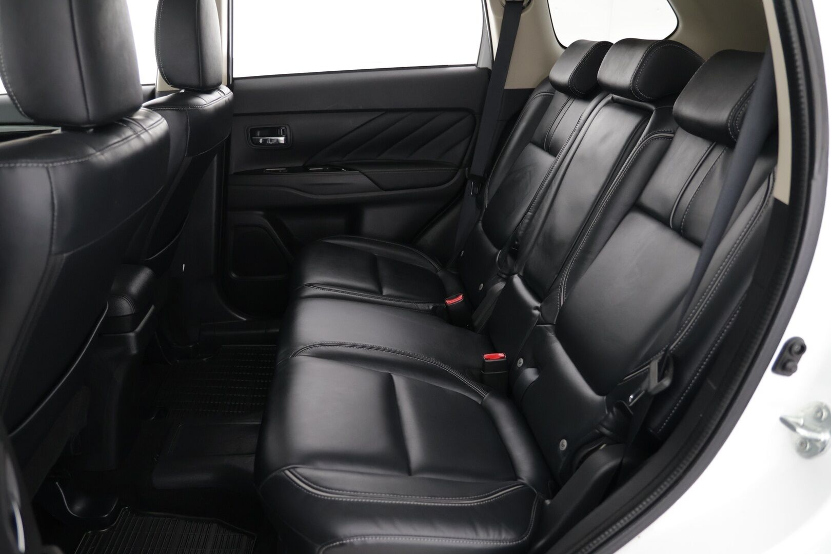 Mitsubishi OUTLANDER PHEV 2016 Instyle Navi Business 4WD 5P *Vakkari* / *Nahkapenkit*/ *Lämmitettävä ratti* - Sopu kilsat / Huippu varusteet / Juuri katsastettu!