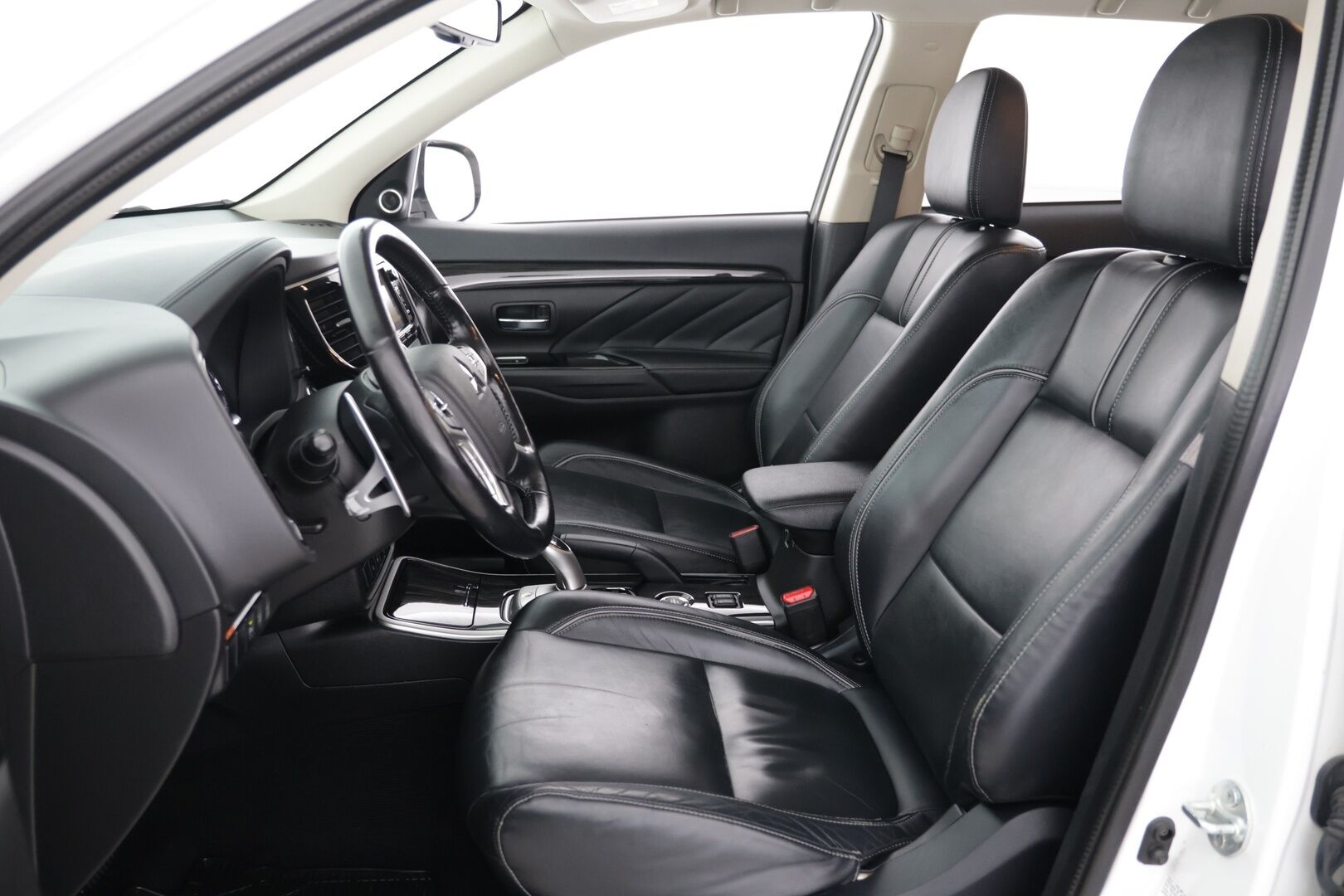 Mitsubishi OUTLANDER PHEV 2016 Instyle Navi Business 4WD 5P *Vakkari* / *Nahkapenkit*/ *Lämmitettävä ratti* - Sopu kilsat / Huippu varusteet / Juuri katsastettu!