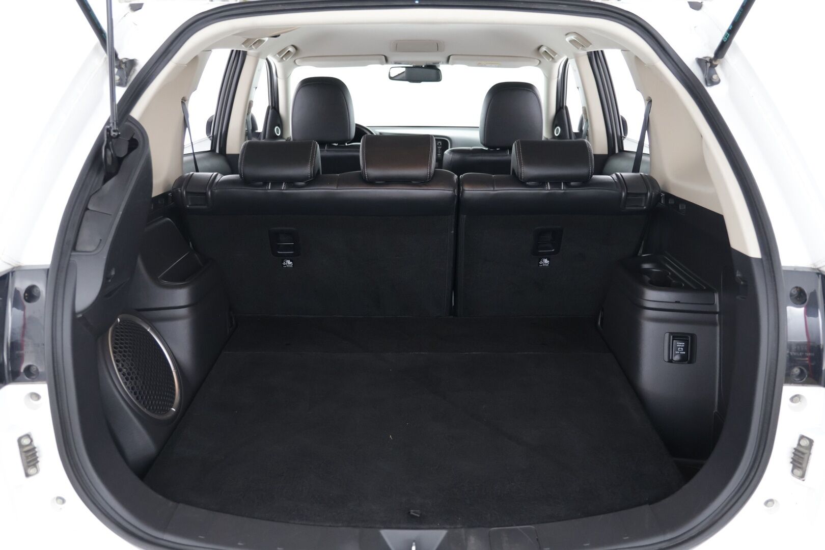Mitsubishi OUTLANDER PHEV 2016 Instyle Navi Business 4WD 5P *Vakkari* / *Nahkapenkit*/ *Lämmitettävä ratti* - Sopu kilsat / Huippu varusteet / Juuri katsastettu!