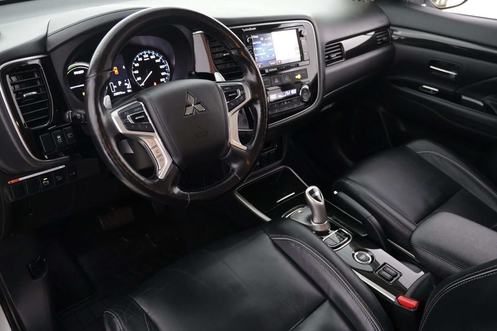 Mitsubishi OUTLANDER PHEV 2016 Instyle Navi Business 4WD 5P *Vakkari* / *Nahkapenkit*/ *Lämmitettävä ratti* - Sopu kilsat / Huippu varusteet / Juuri katsastettu!