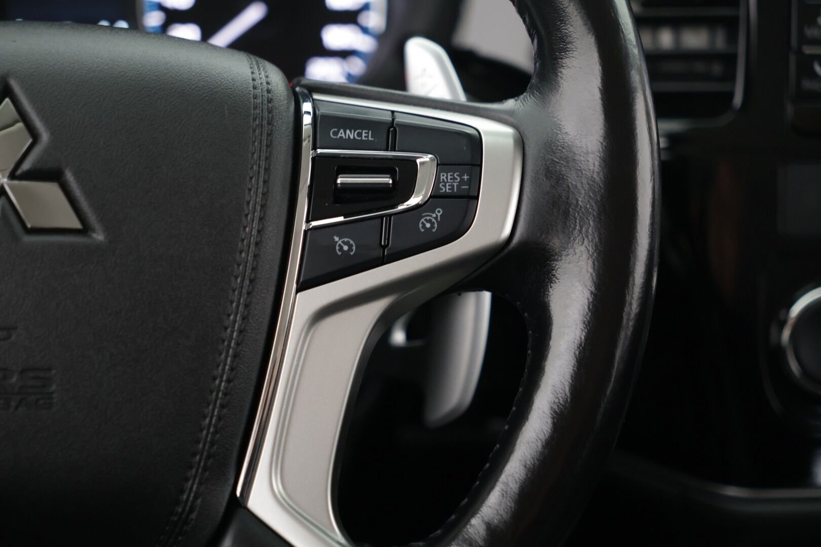 Mitsubishi OUTLANDER PHEV 2016 Instyle Navi Business 4WD 5P *Vakkari* / *Nahkapenkit*/ *Lämmitettävä ratti* - Sopu kilsat / Huippu varusteet / Juuri katsastettu!