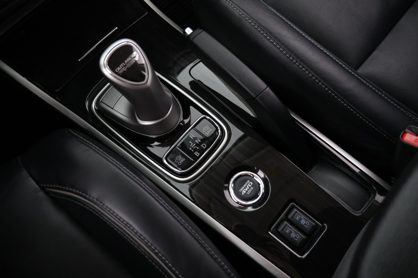 Mitsubishi OUTLANDER PHEV 2016 Instyle Navi Business 4WD 5P *Vakkari* / *Nahkapenkit*/ *Lämmitettävä ratti* - Sopu kilsat / Huippu varusteet / Juuri katsastettu!