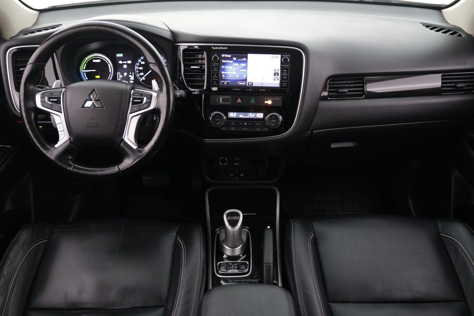 Mitsubishi OUTLANDER PHEV 2016 Instyle Navi Business 4WD 5P *Vakkari* / *Nahkapenkit*/ *Lämmitettävä ratti* - Sopu kilsat / Huippu varusteet / Juuri katsastettu!