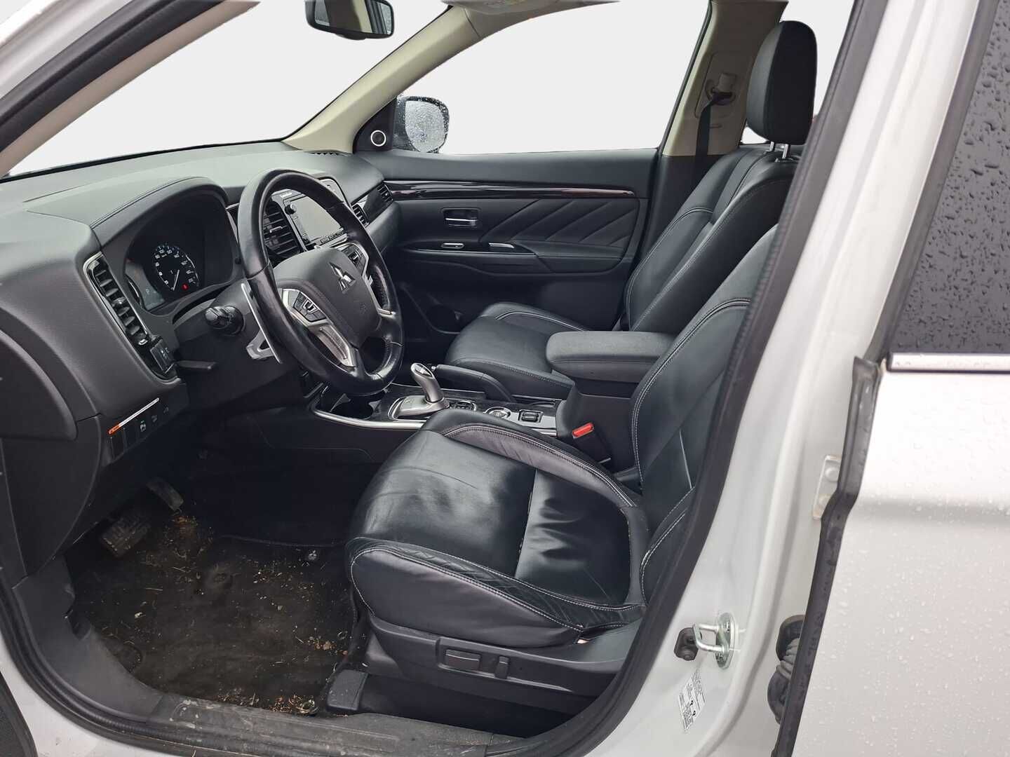 Mitsubishi OUTLANDER PHEV 2016 Instyle Navi Business 4WD 5P *Vakkari* / *Nahkapenkit*/ *Lämmitettävä ratti* - Sopu kilsat / Huippu varusteet / Juuri katsastettu!