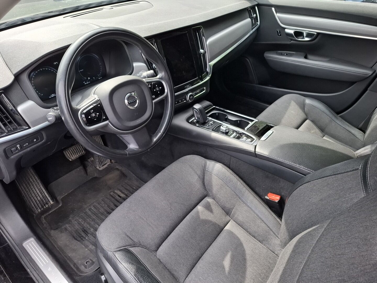 Volvo V90 2020 T8 AWD Momentum aut *P.lämmitin / VOC / S.koukku / Adapt.vakkari*